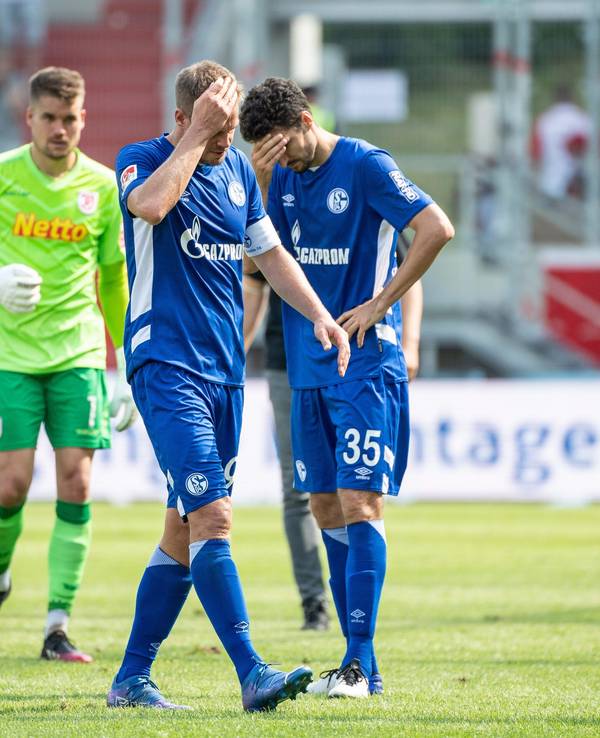 Simon Terodde (l.) und Marcin Kaminski von Schalke verlassen nach dem Spiel in Regensburg den Platz.