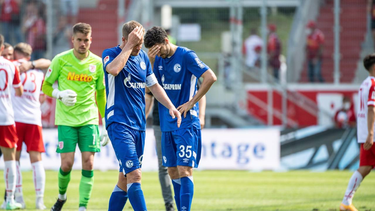 Simon Terodde (l.) und Marcin Kaminski von Schalke verlassen nach dem Spiel in Regensburg den Platz.