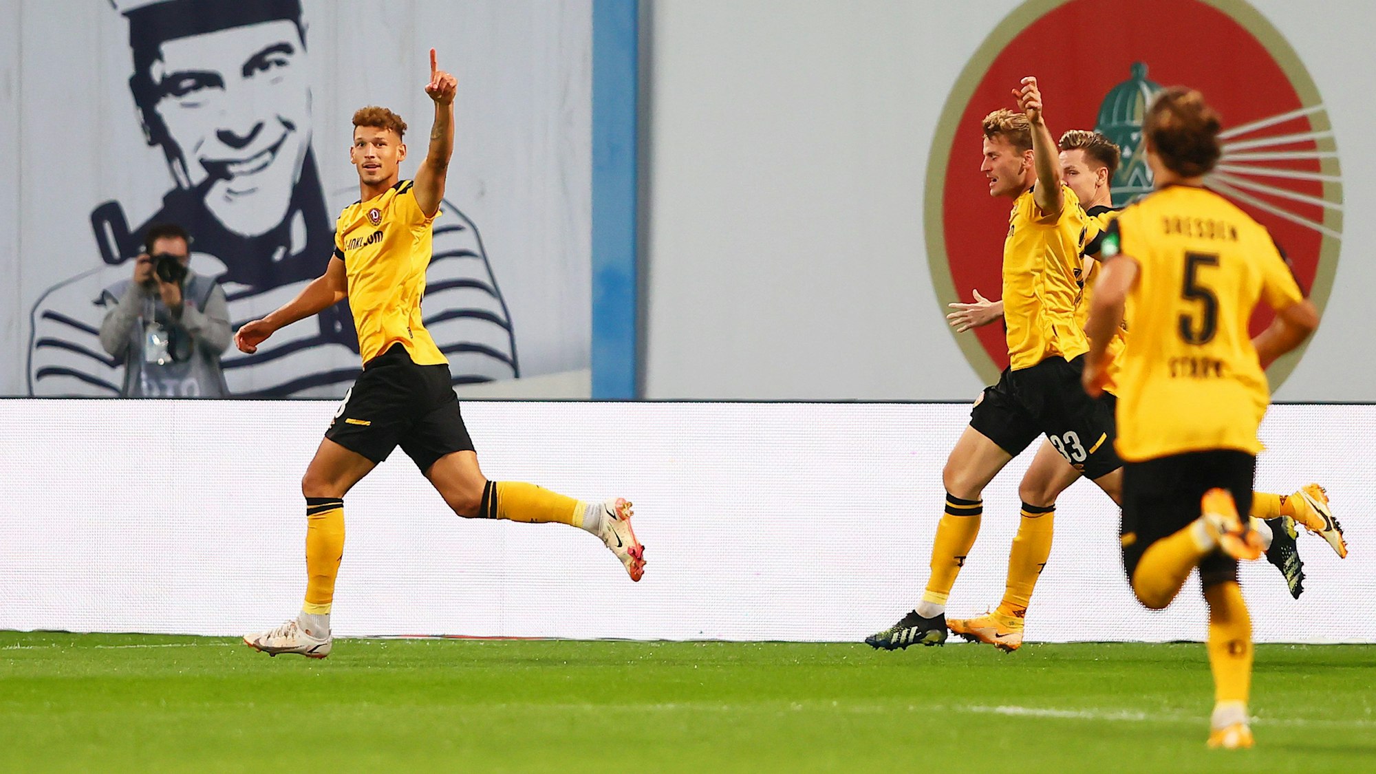Heinz Mörschel bejubelt sein Führungstor für Dynamo Dresden bei Hansa Rostock.