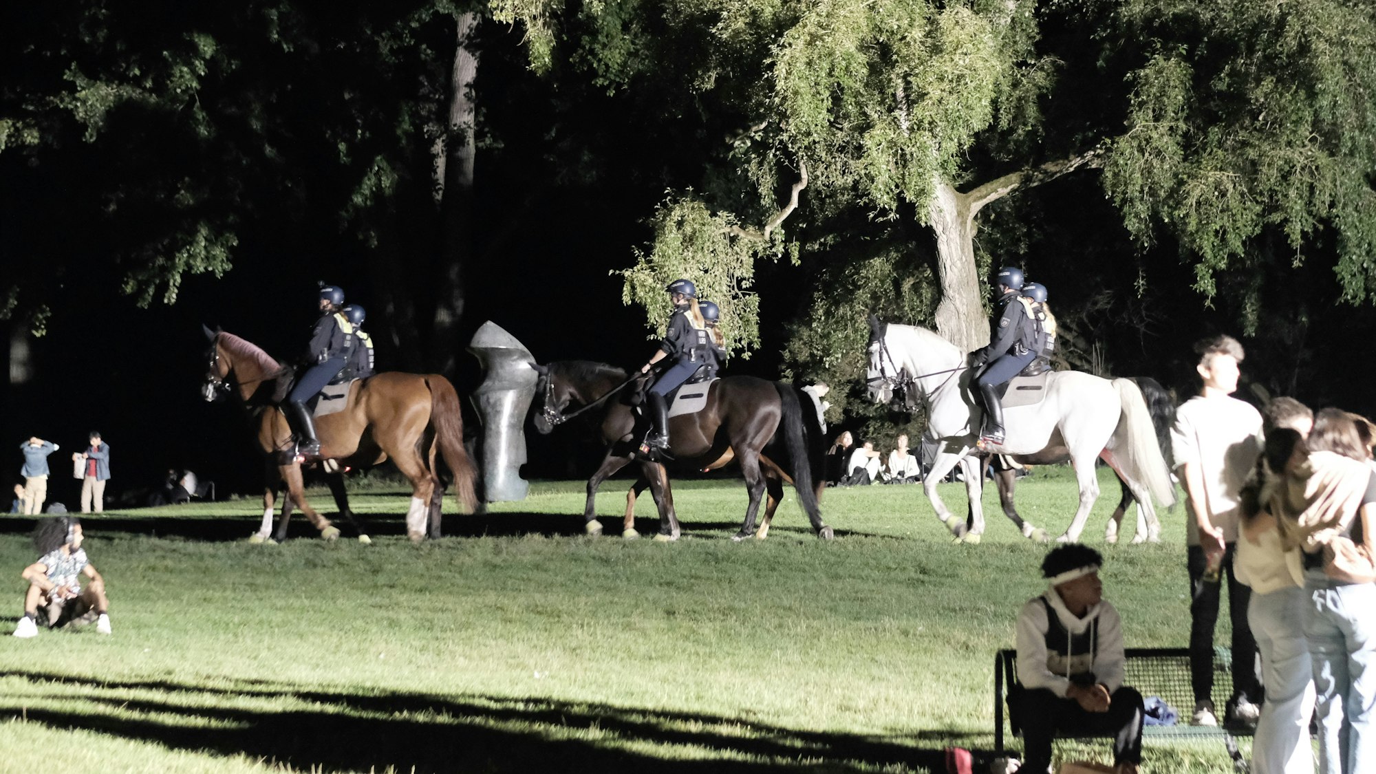 Reiterstaffel kontrolliert am Aachener Weiher in Köln.