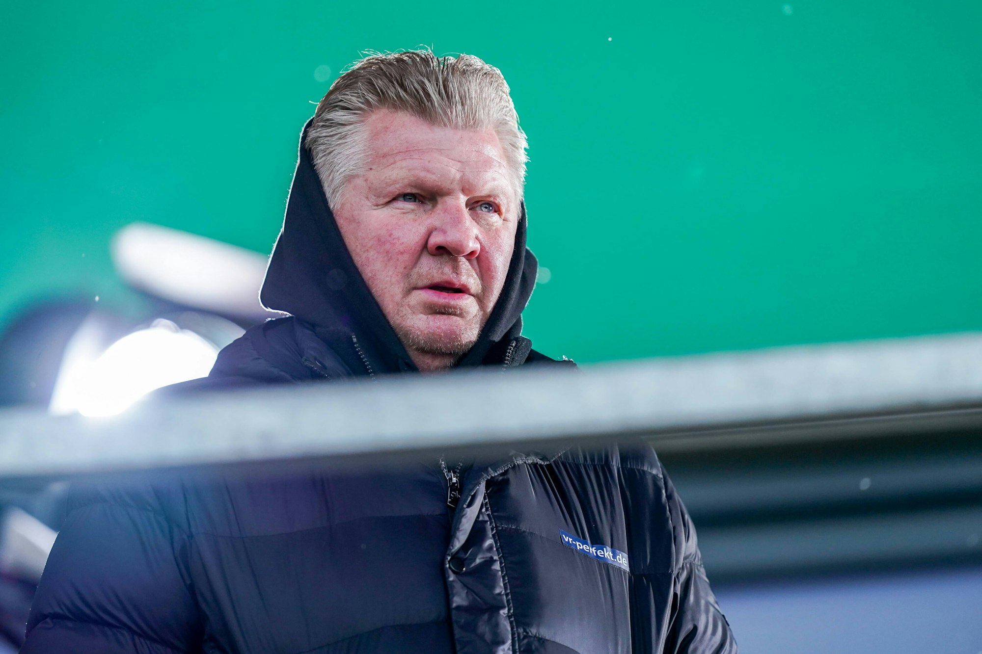 Stefan Effenberg beim DFB-Pokalspiel von Werder Bremen in Regensburg auf der Tribüne.