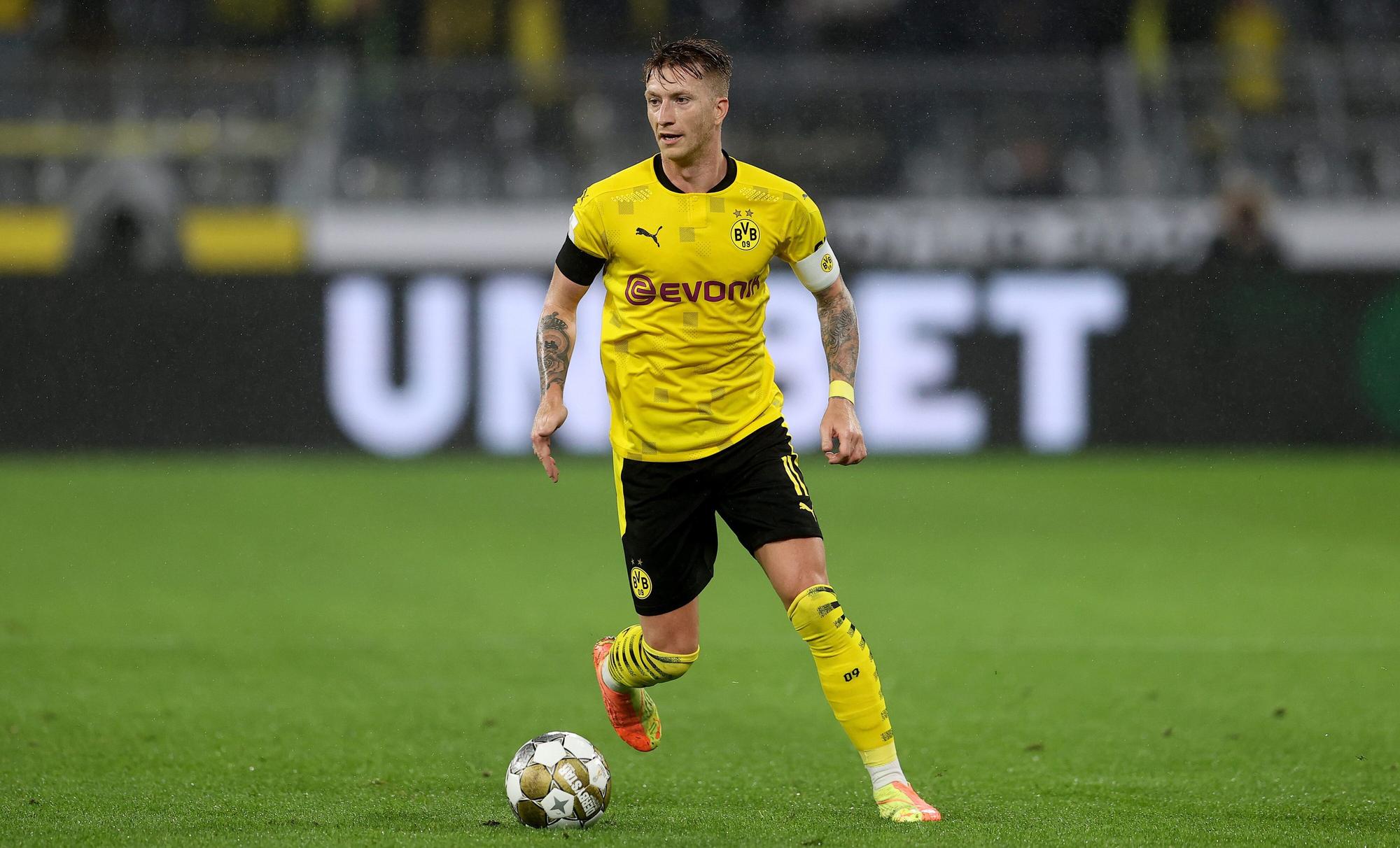 Marco Reus (Borussia Dortmund) im Supercup am Ball.