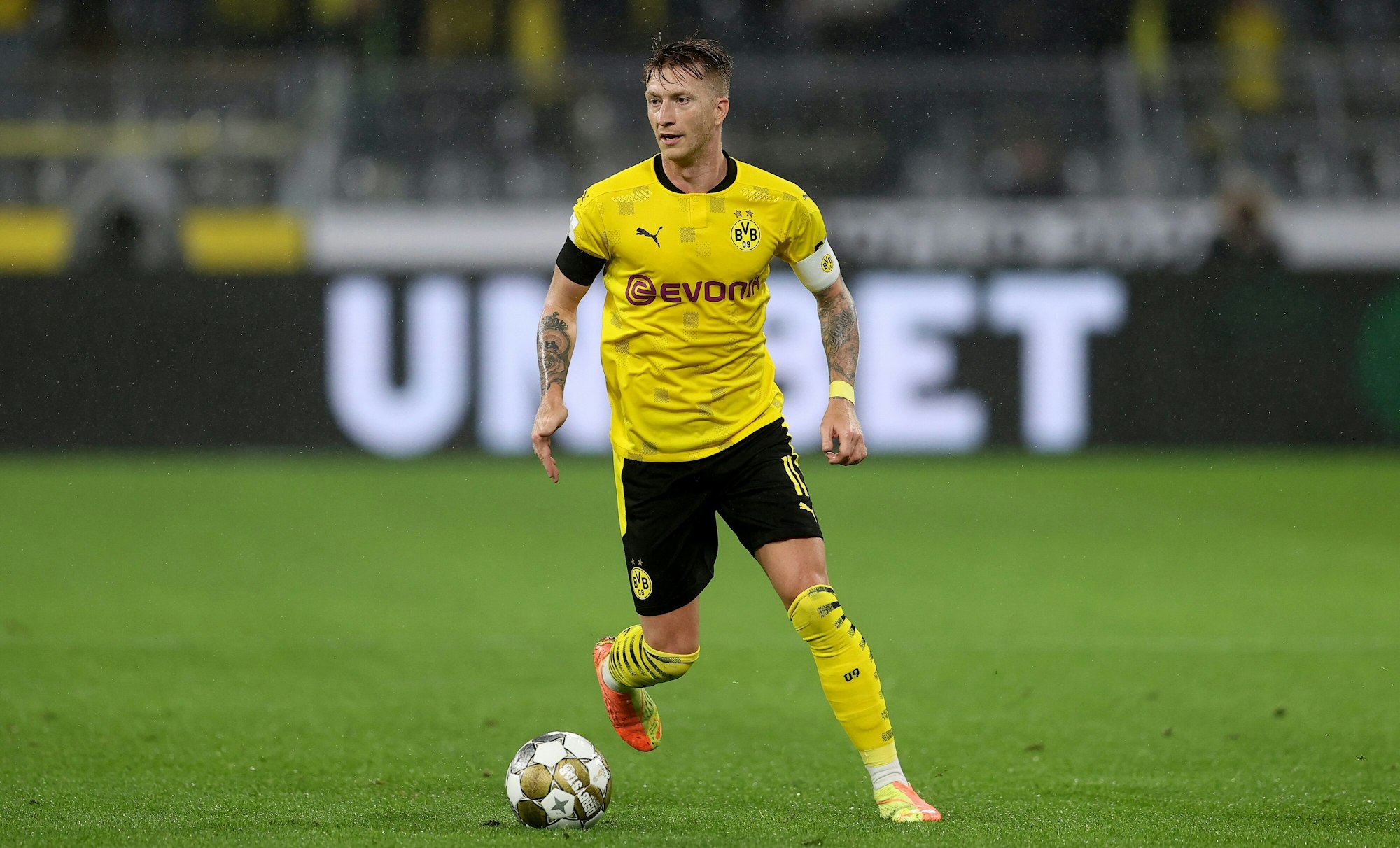 Marco Reus (Borussia Dortmund) im Supercup am Ball.