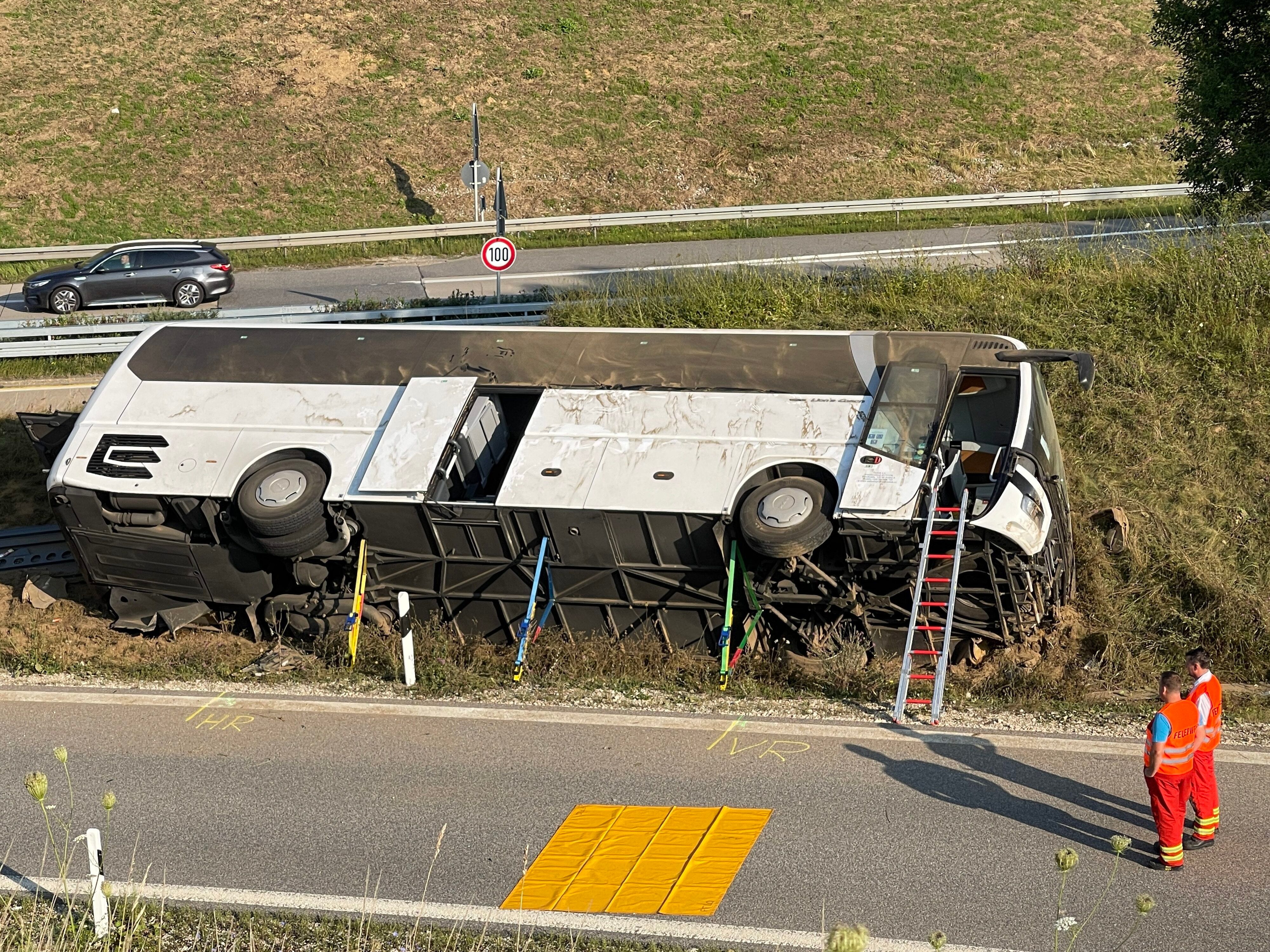 Bei dem Unfall in Bayern sind mehrere Menschen verletzt worden, zwei von ihnen schwer.
