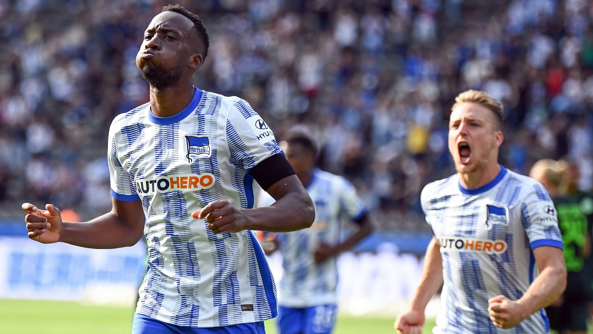 Torschütze Dodi Lukebakio (l) von Hertha und Santiago Ascacibar jubeln nach dem per Elfmeter erzielten Treffer zum 1.0.