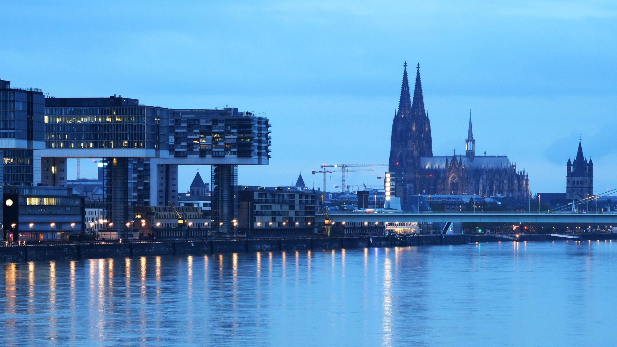 Der Dom (r.) und die Kranhäuser (l.) im Rheinauhafen.