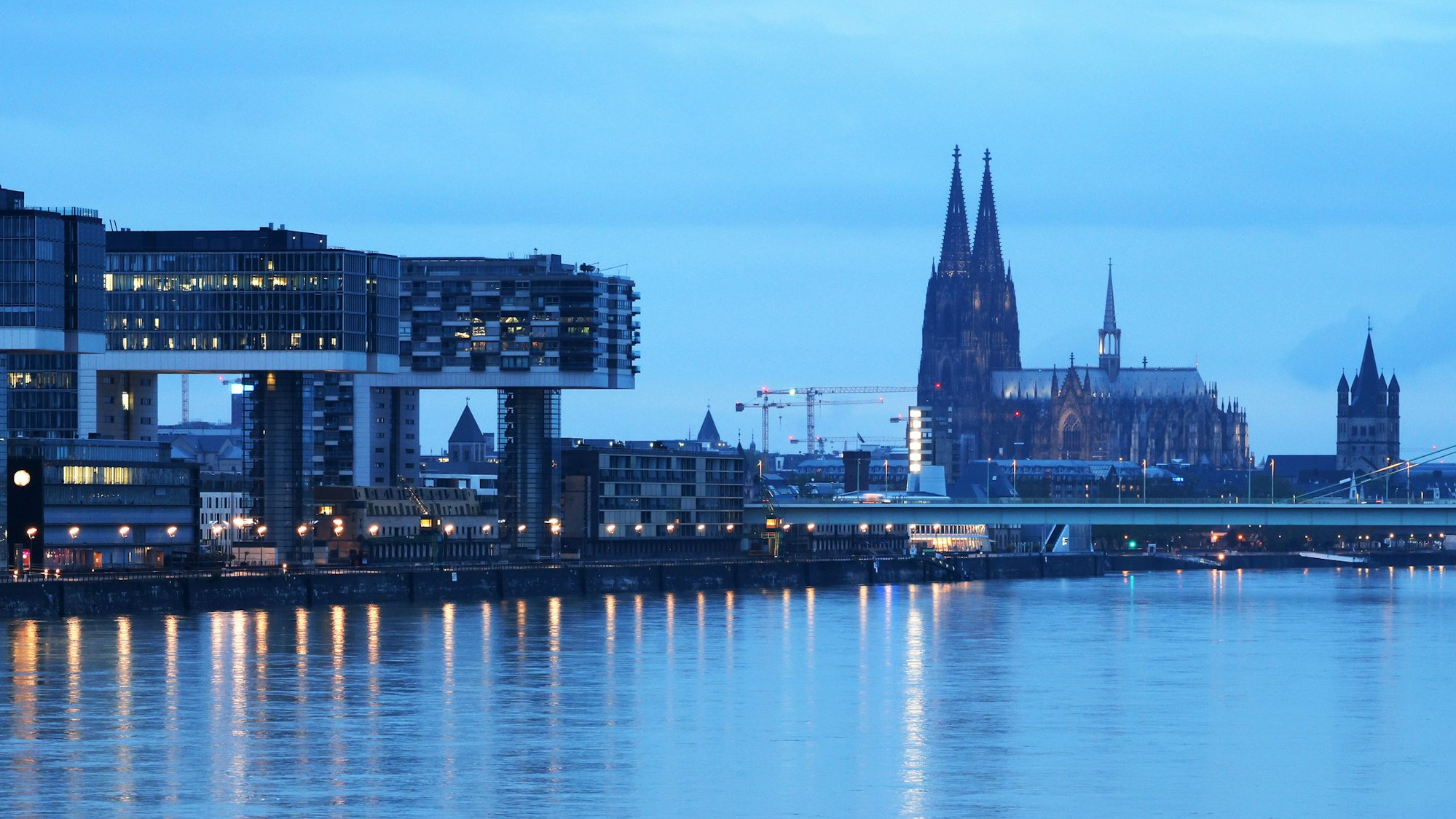 Der Dom (r.) und die Kranhäuser (l.) im Rheinauhafen.
