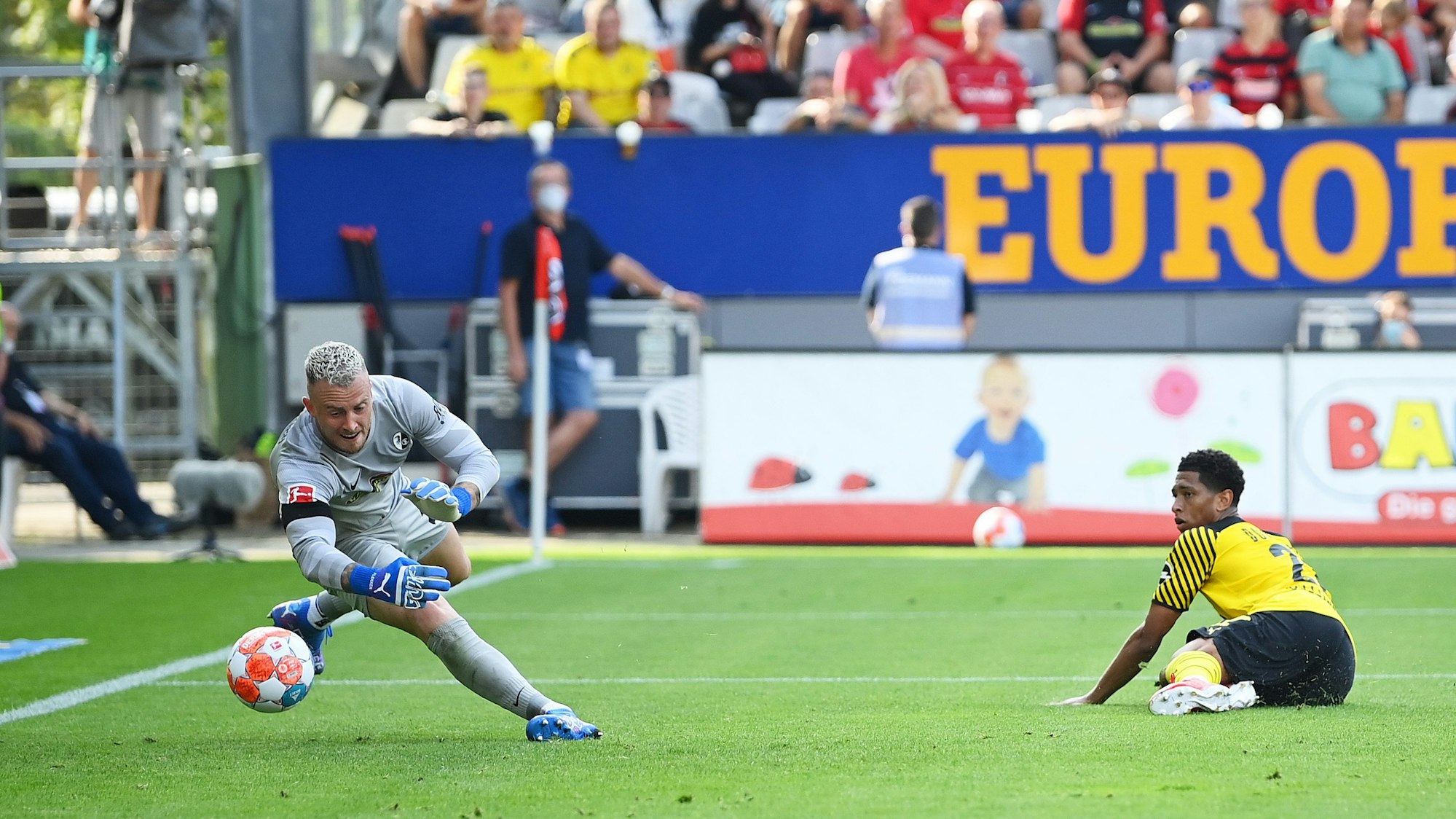 Mark Flekken taucht ab, kann ein Eigentor von Yannik Keitel aber nicht mehr verhindern.