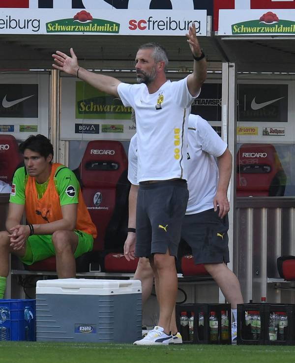 Marco Rose lamentiert am Spielfeldrand.