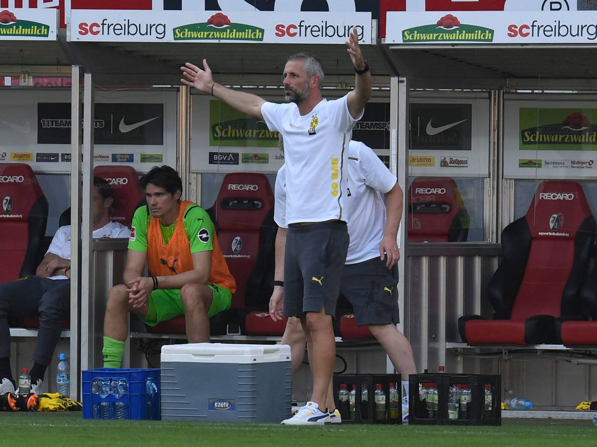 Marco Rose lamentiert am Spielfeldrand.