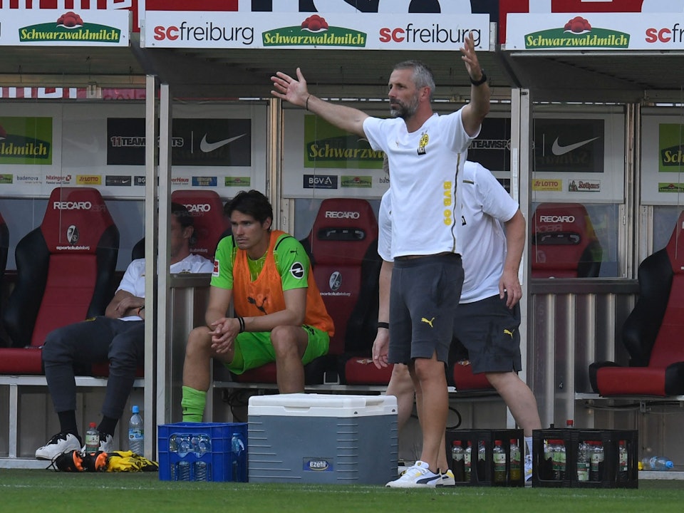 Marco Rose lamentiert am Spielfeldrand.