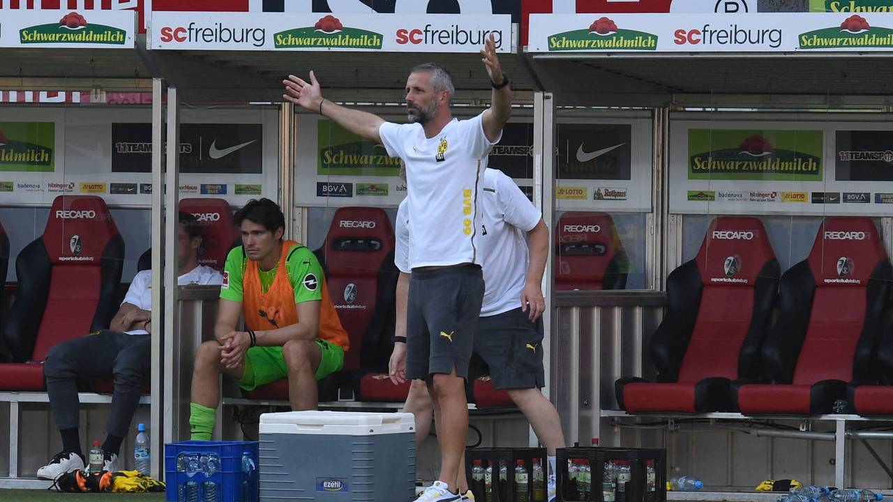 Marco Rose lamentiert am Spielfeldrand.