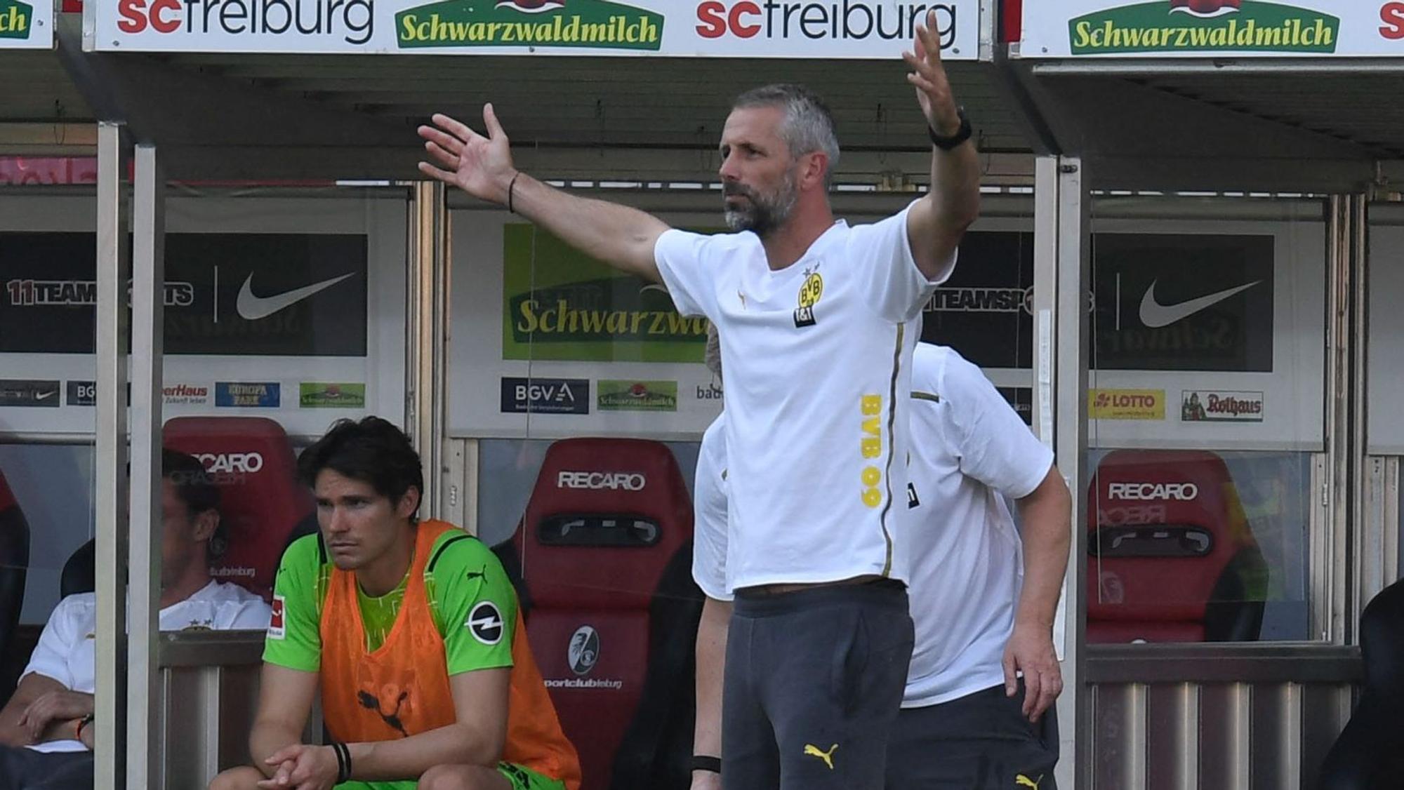 Marco Rose lamentiert am Spielfeldrand.