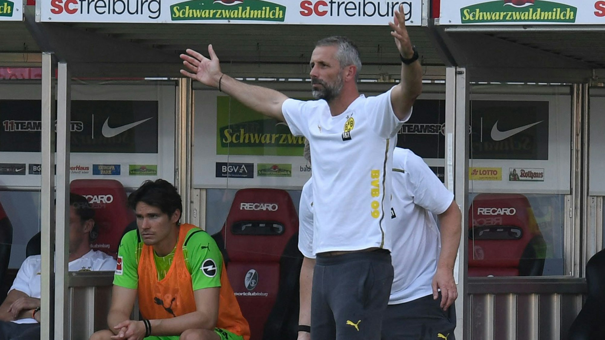 Marco Rose lamentiert am Spielfeldrand.