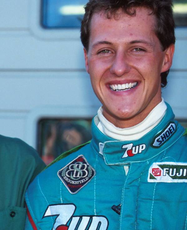 Michael Schumacher und Eddie Jordan stehen an der Rennstrecke in Spa nebeneinander.