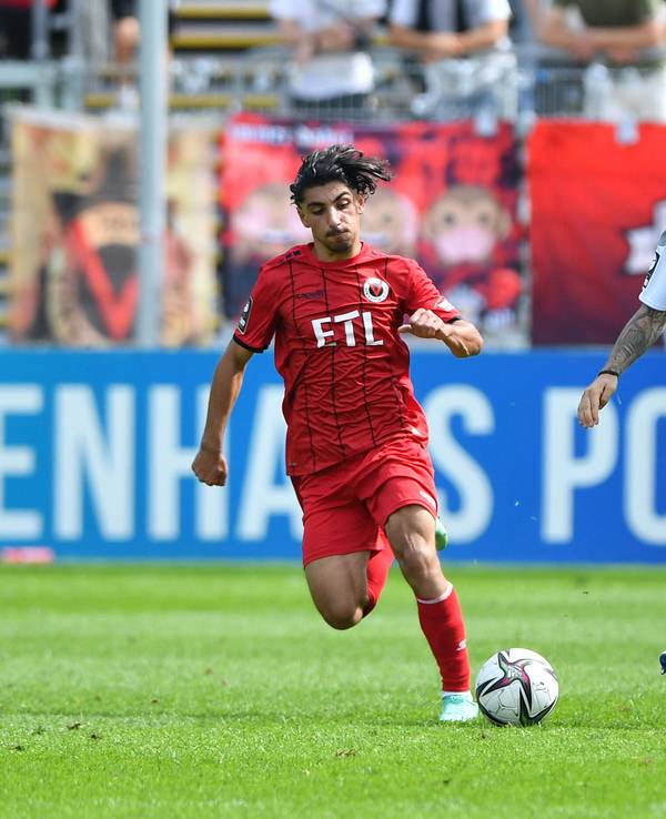 Marco Höger spielt im Spiel von Waldhof Mannheim bei Viktoria Köln den Ball.