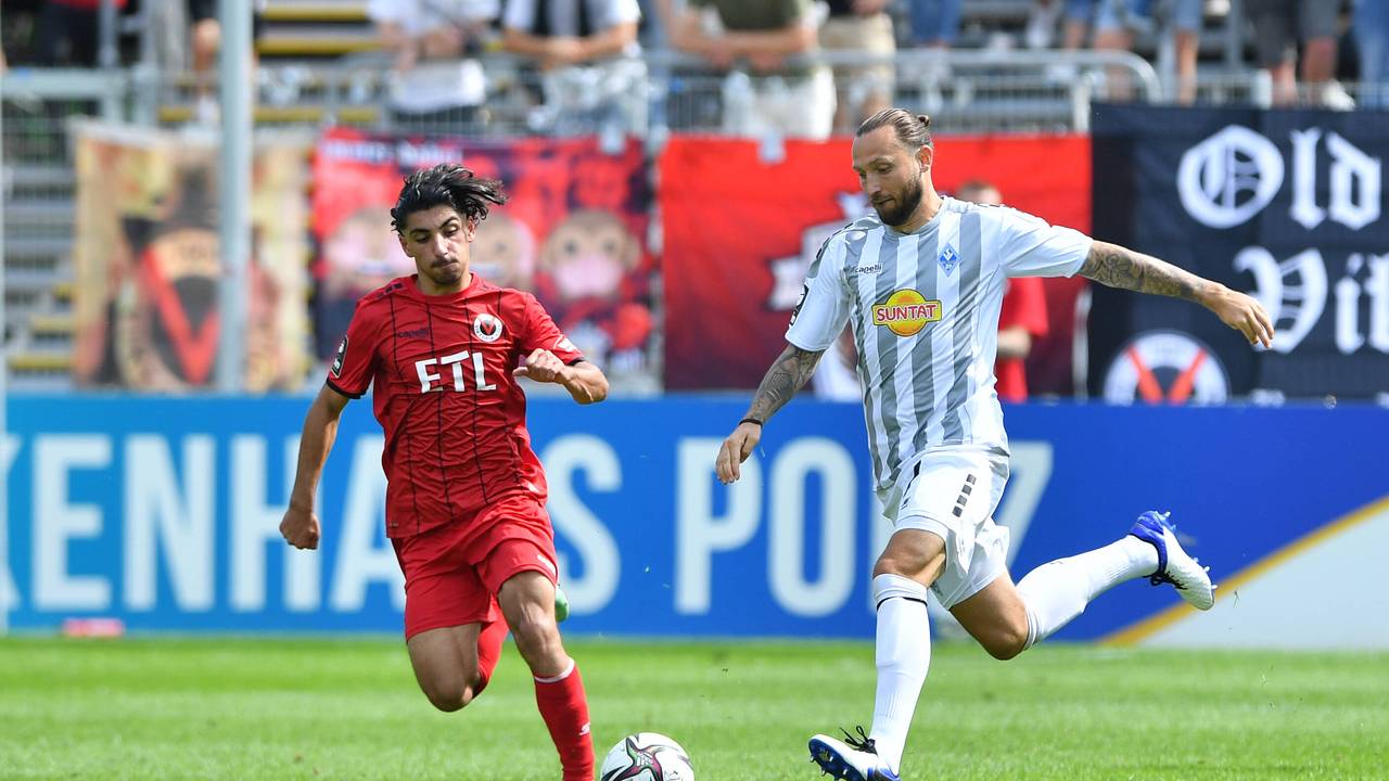 Marco Höger spielt im Spiel von Waldhof Mannheim bei Viktoria Köln den Ball.