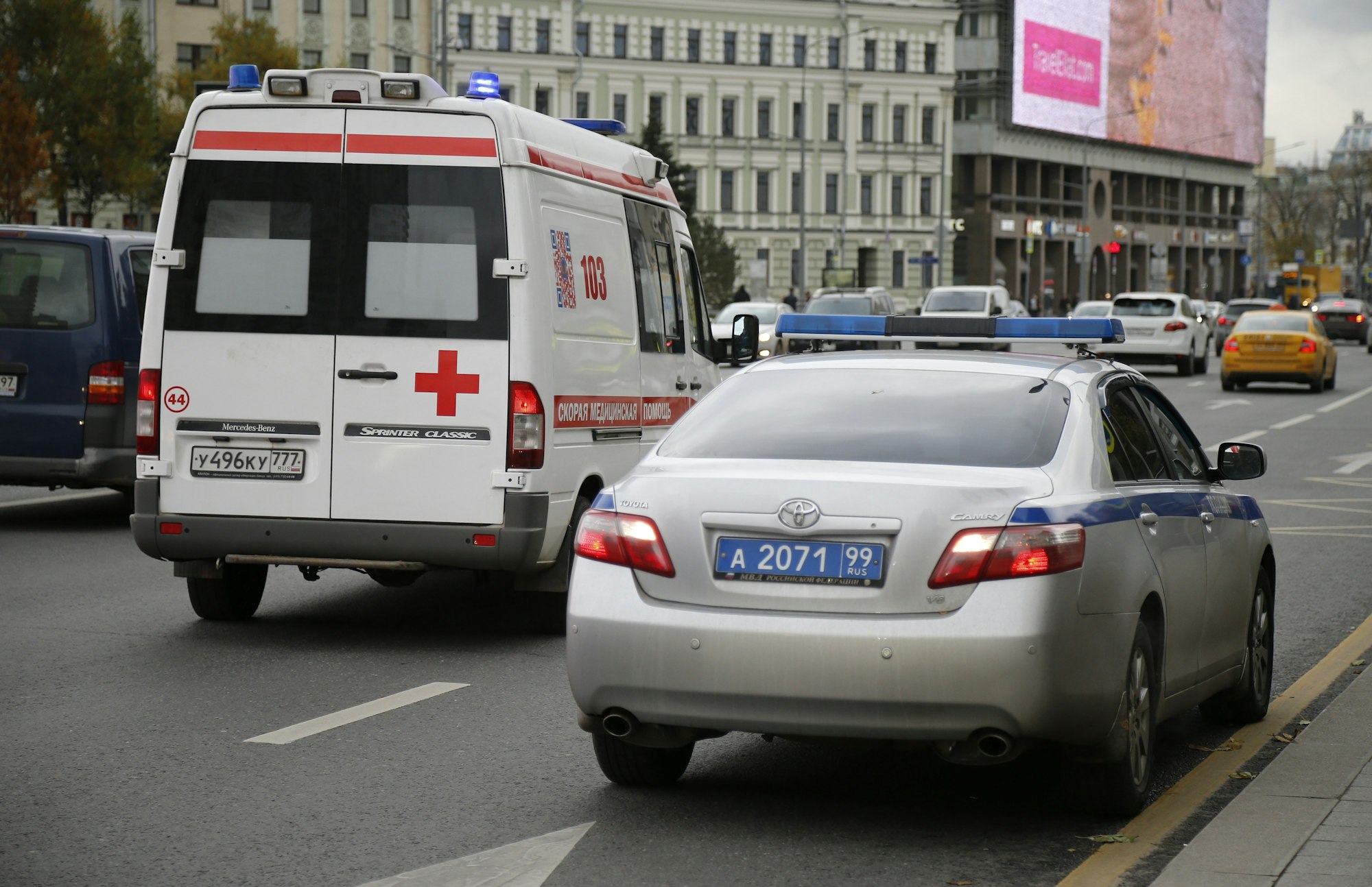 Ein Krankenwagen fährt am 23. Oktober 2017 in Moskau (Russland) an einem Polizeiauto vorbei.