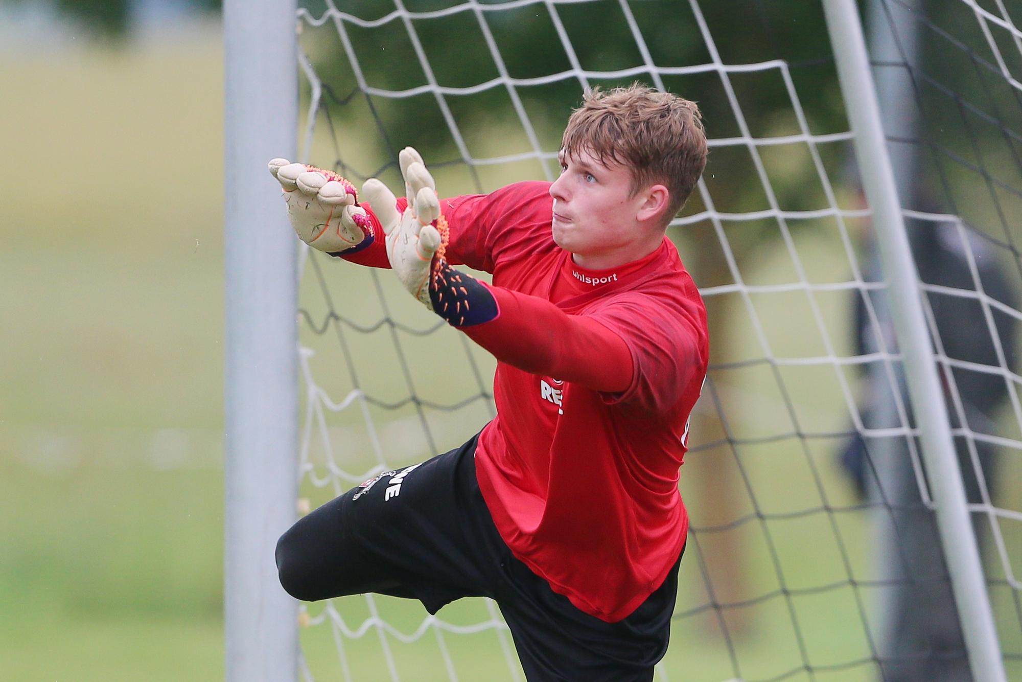 Jonas Urbig vom 1. FC Köln steht beim Training im Tor.