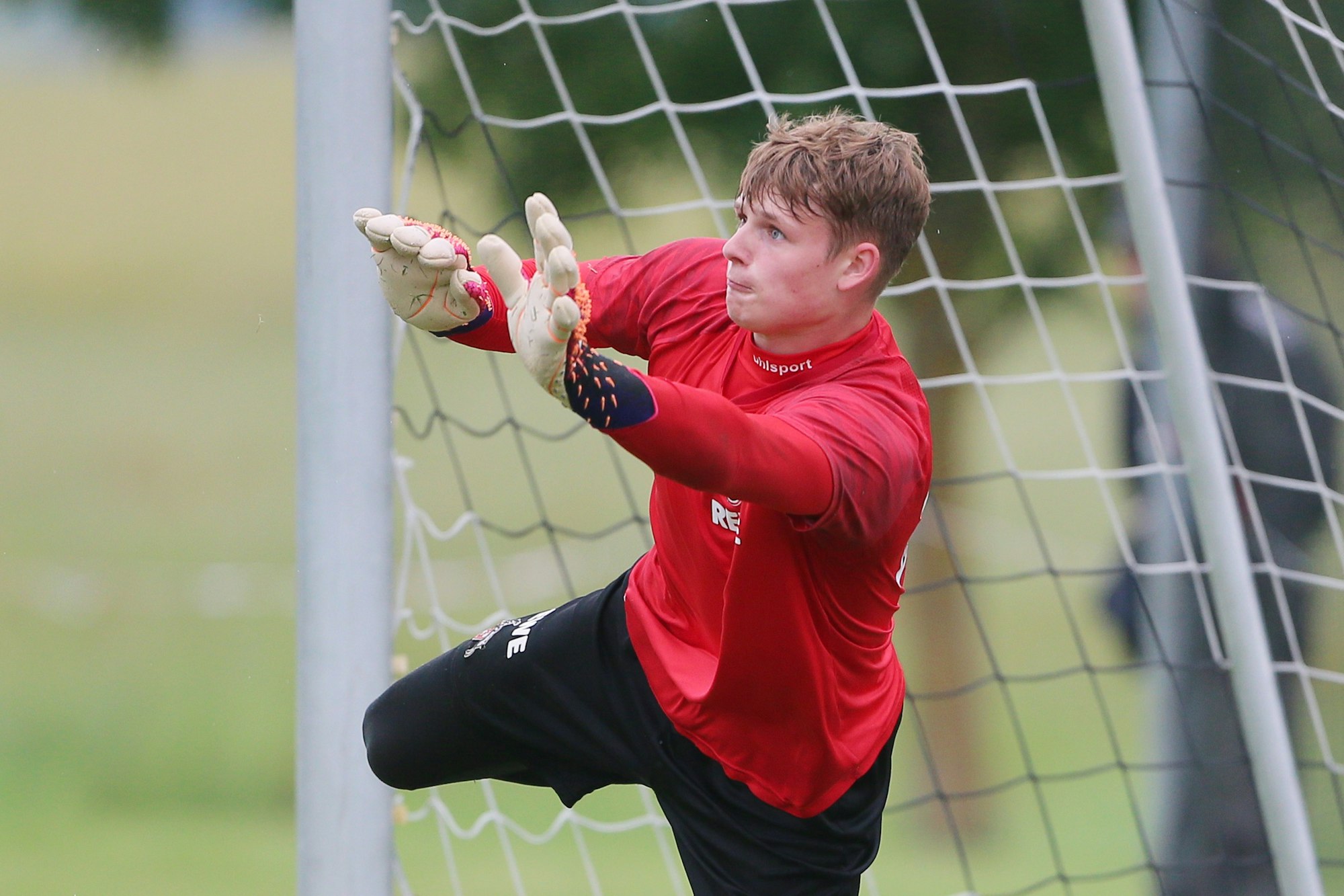Jonas Urbig vom 1. FC Köln steht beim Training im Tor.