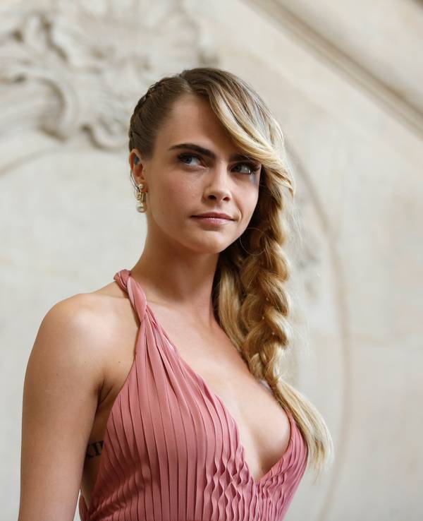 Das Model Cara Delevingne präsentiert eine Kreation aus der Herbst-Winter-Kollektion 2019/2020 von Dior. Auf Instagram zeigte sich Delevingne am Freitag (20. August 2021) mit einem Sex-Toy.