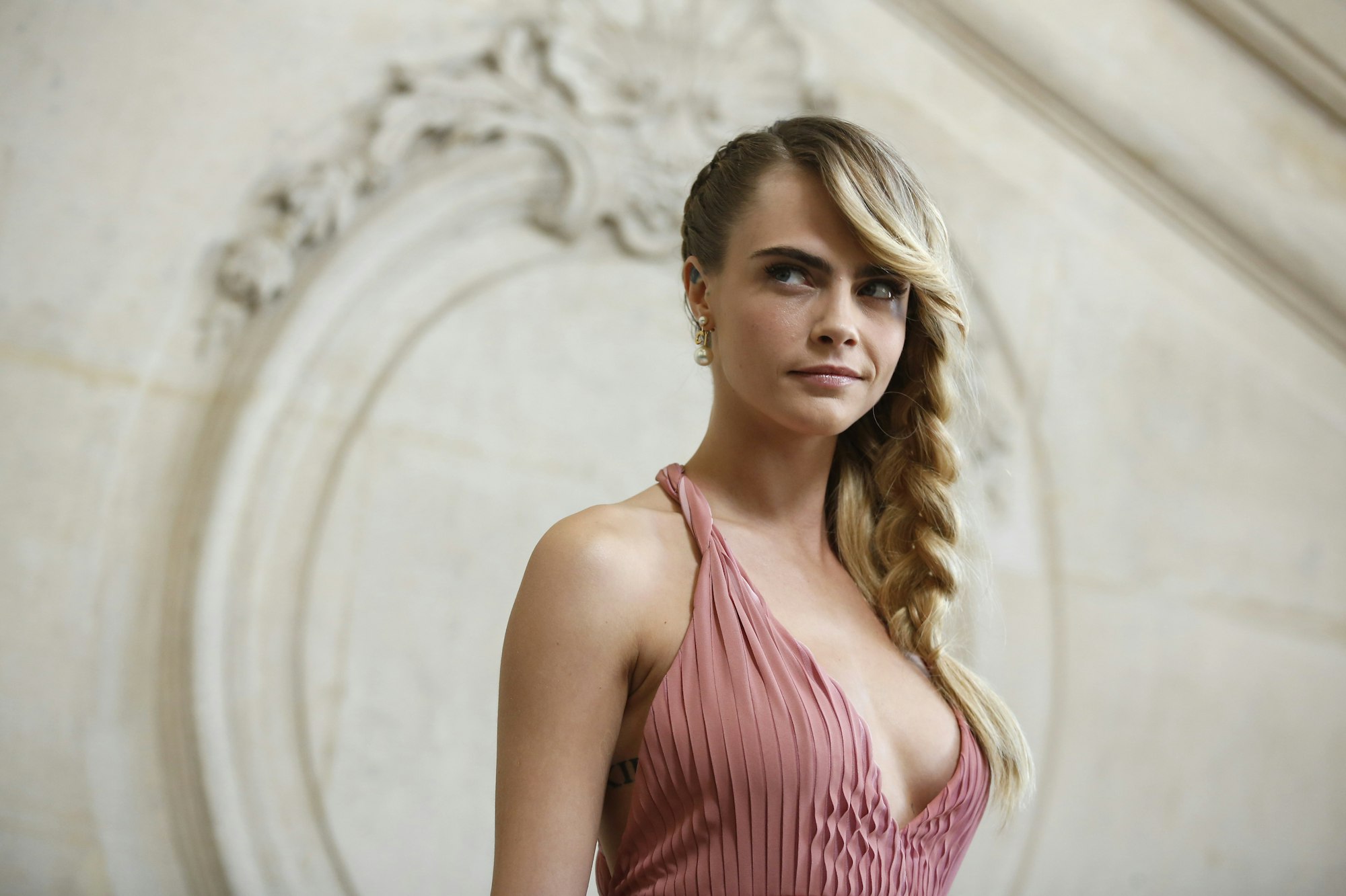 Das Model Cara Delevingne präsentiert eine Kreation aus der Herbst-Winter-Kollektion 2019/2020 von Dior. Auf Instagram zeigte sich Delevingne am Freitag (20. August 2021) mit einem Sex-Toy.