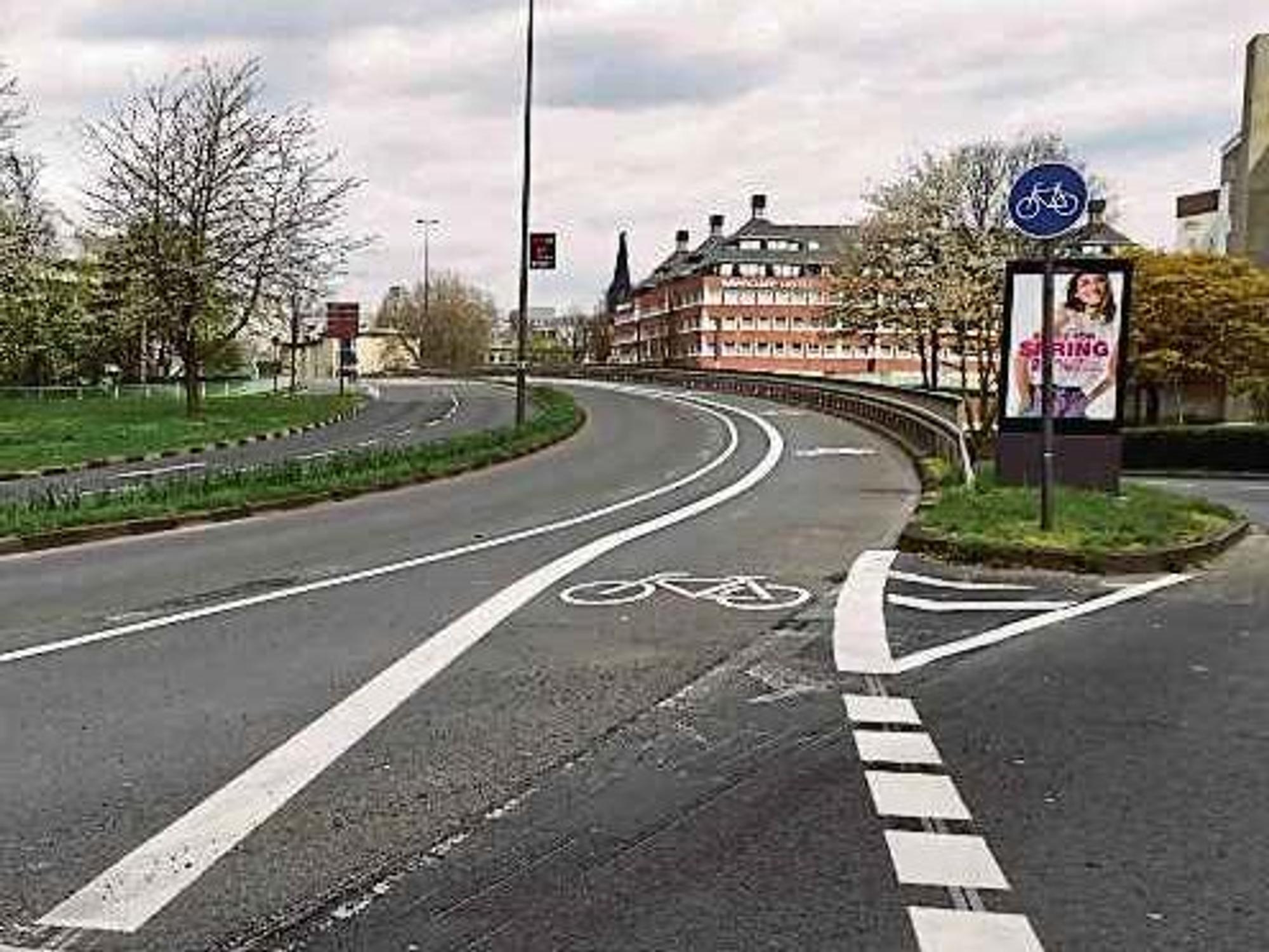 Die Tel-Aviv-Straße mit Radspur in Köln.