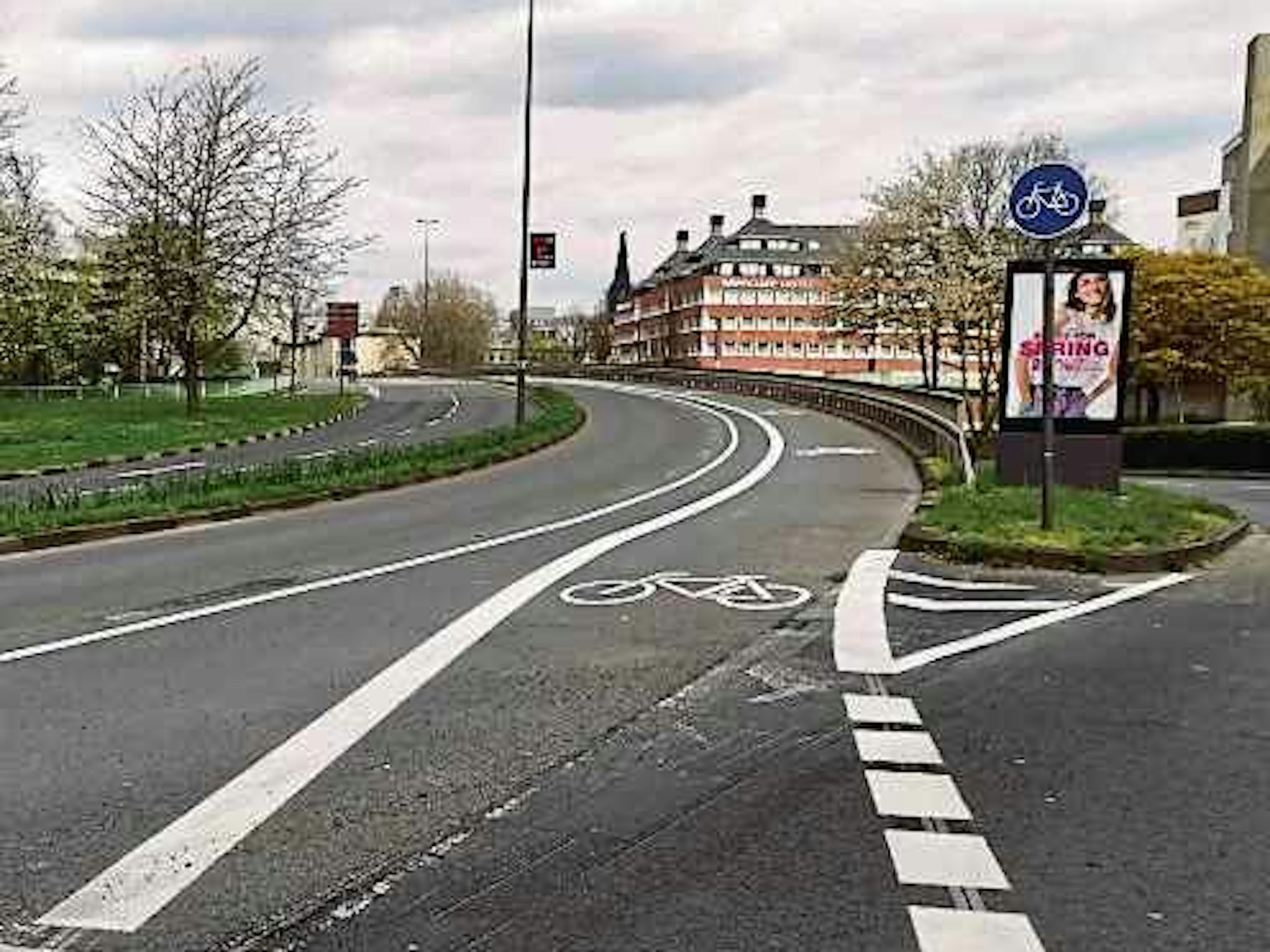 Die Tel-Aviv-Straße mit Radspur in Köln.