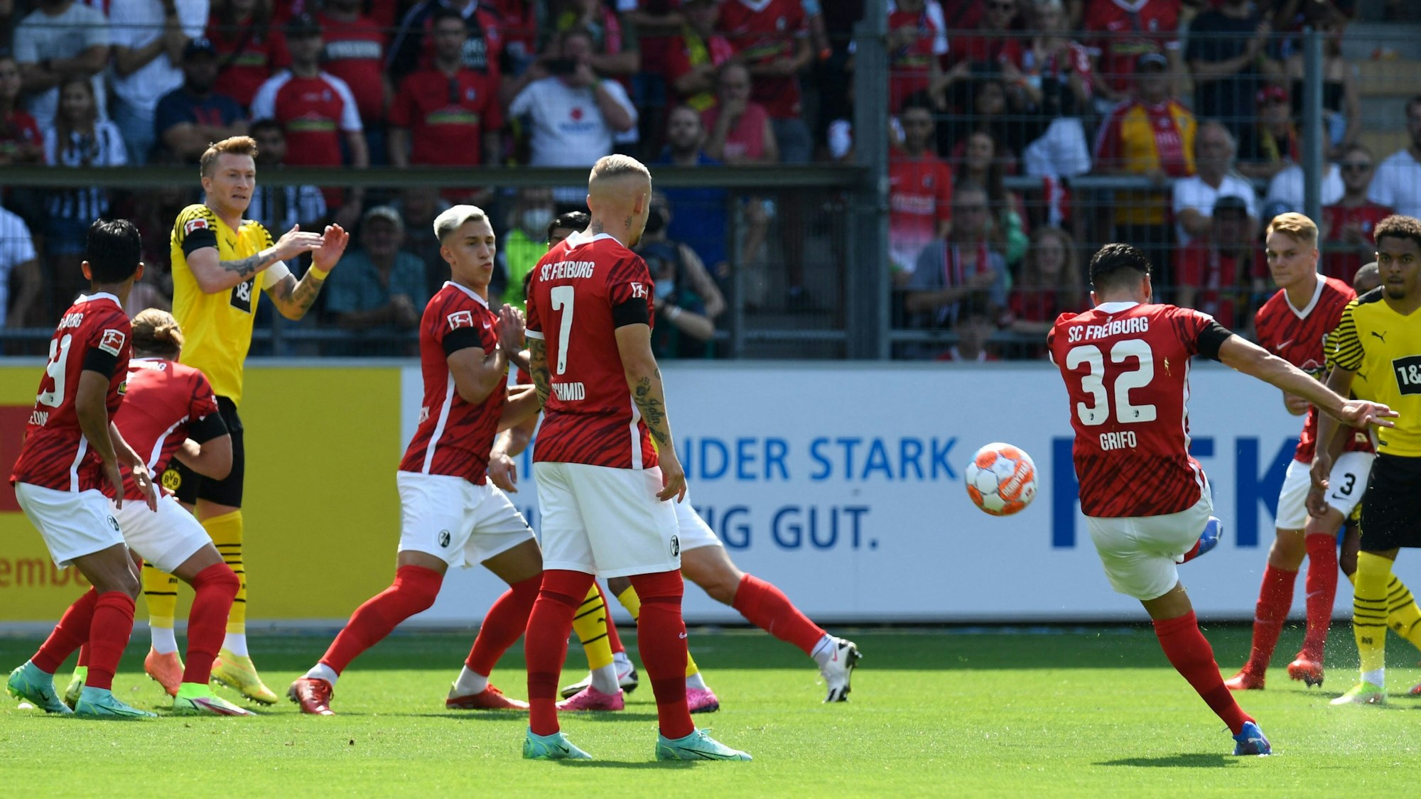 Vincenzo Grifo schießt gegen Borussia Dortmund ein Freistoßtor.