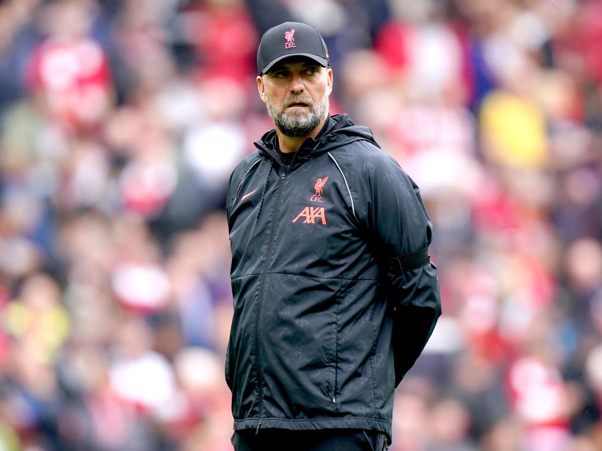 Trainer Jürgen Klopp vom FC Liverpool beobachtet die Spieler beim Aufwärmen vor dem Spiel.