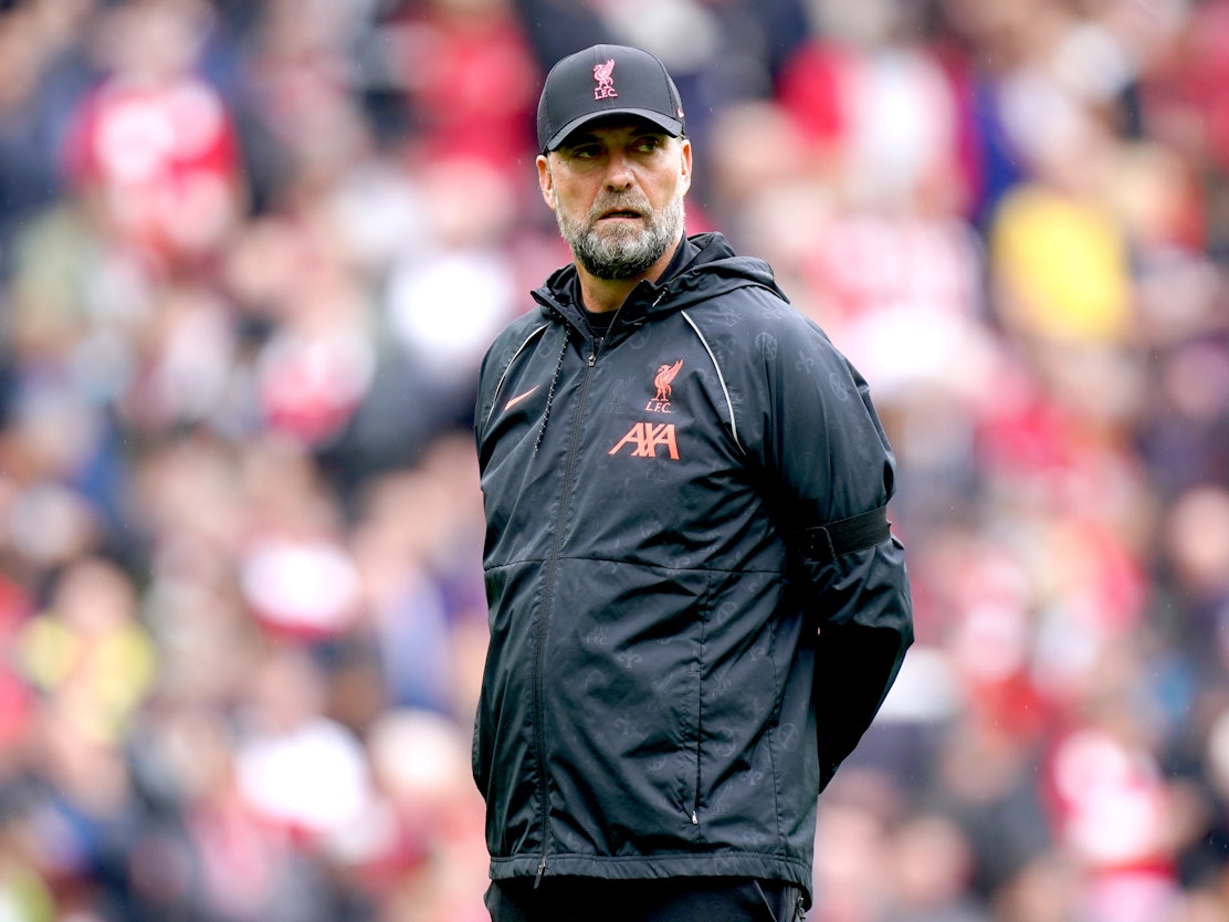 Trainer Jürgen Klopp vom FC Liverpool beobachtet die Spieler beim Aufwärmen vor dem Spiel.