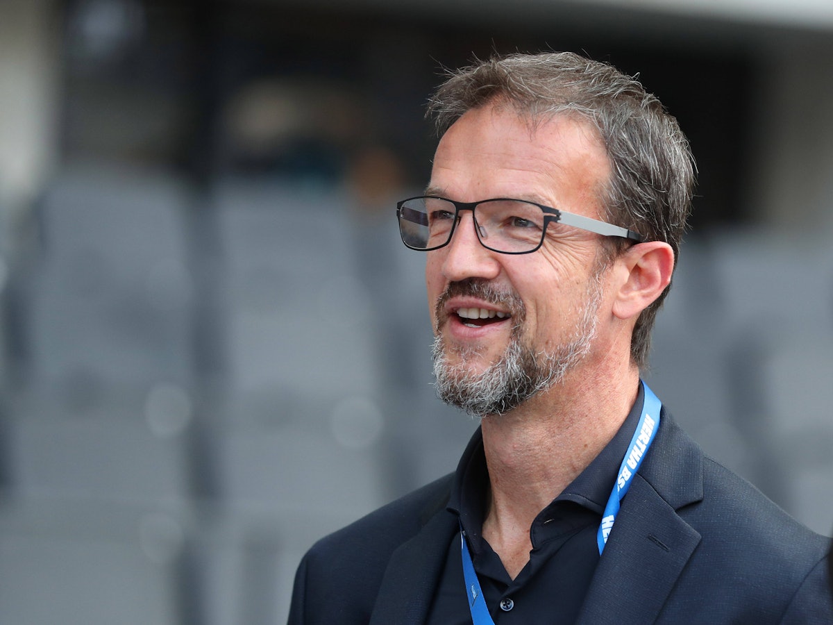 Herthas Fredi Bobic steht im Olympiastadion Berlin.