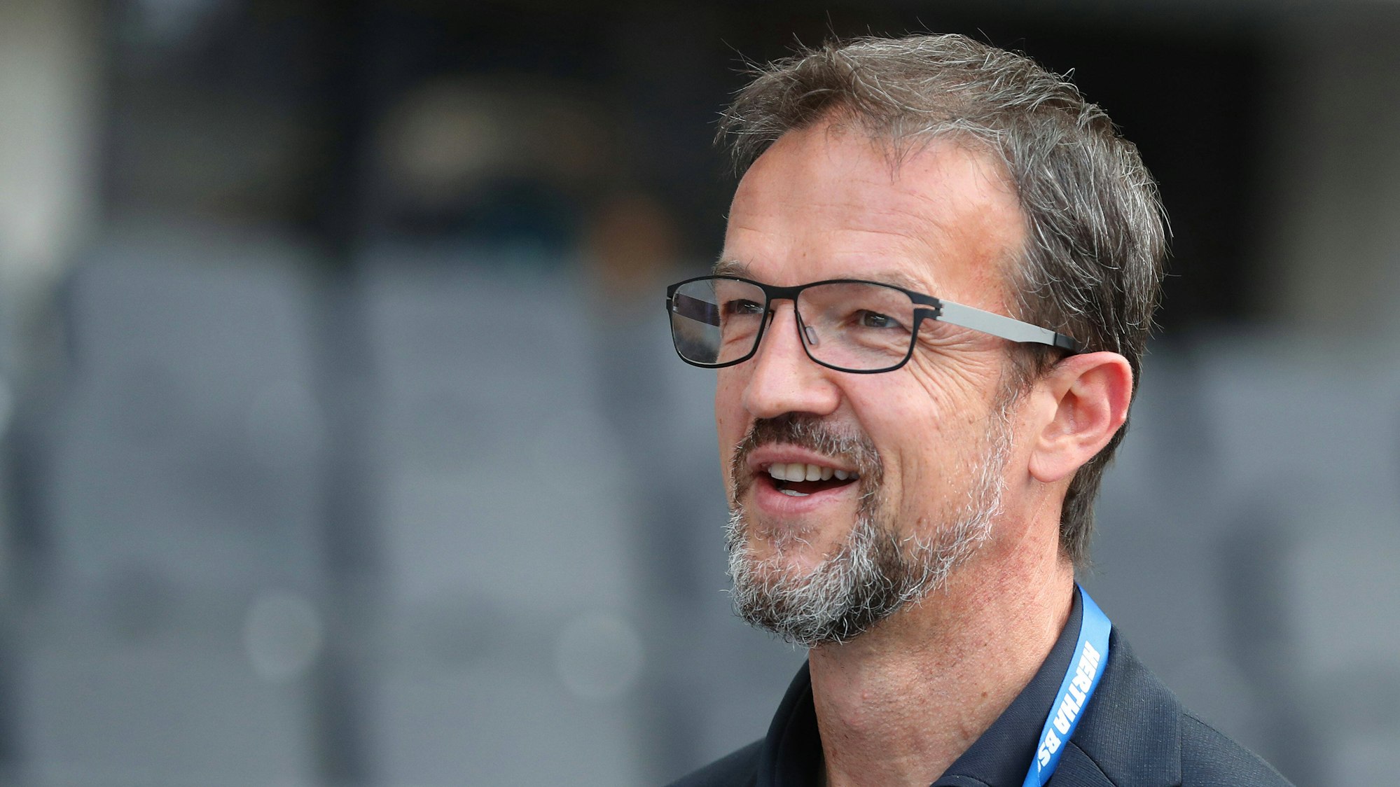 Herthas Fredi Bobic steht im Olympiastadion Berlin.
