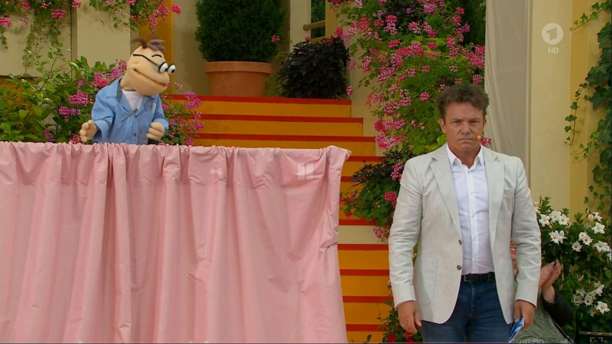 Bei "Immer wieder sonntags" (22.8.2021) ließ sich Stefan Mross von Holzwurm Willi eine neue Frisur verpassen.