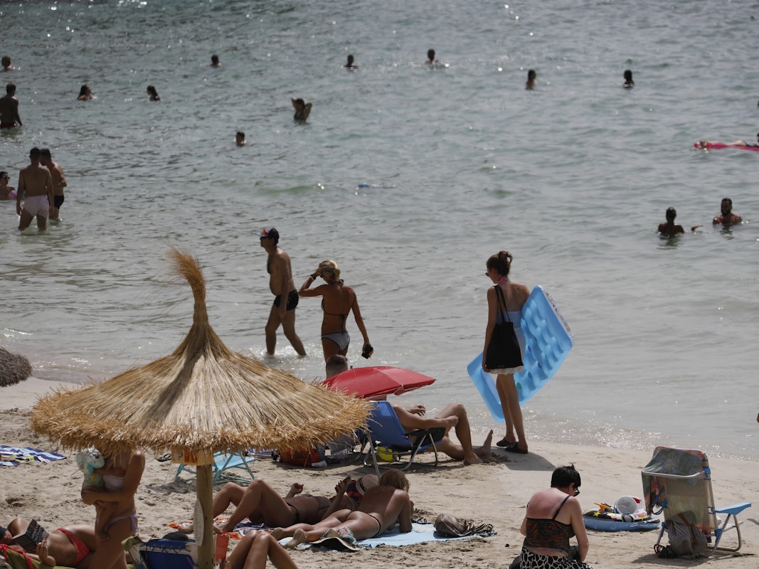 Die beiden Frauen sind beim Schwimmen plötzlich untergegangen (hier ein Archivfoto vom 21. August 2021 von einem Strand auf Mallorca).