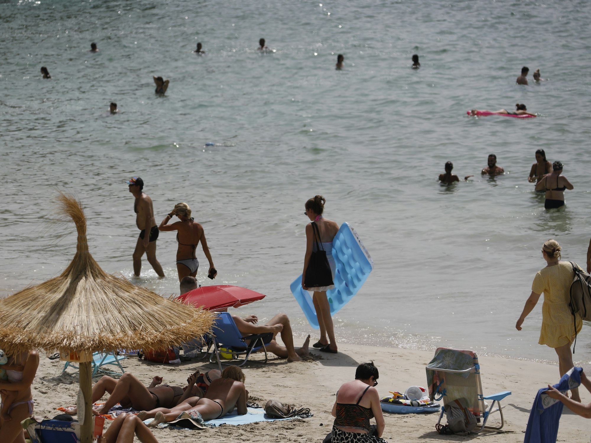 Die beiden Frauen sind beim Schwimmen plötzlich untergegangen (hier ein Archivfoto vom 21. August 2021 von einem Strand auf Mallorca).