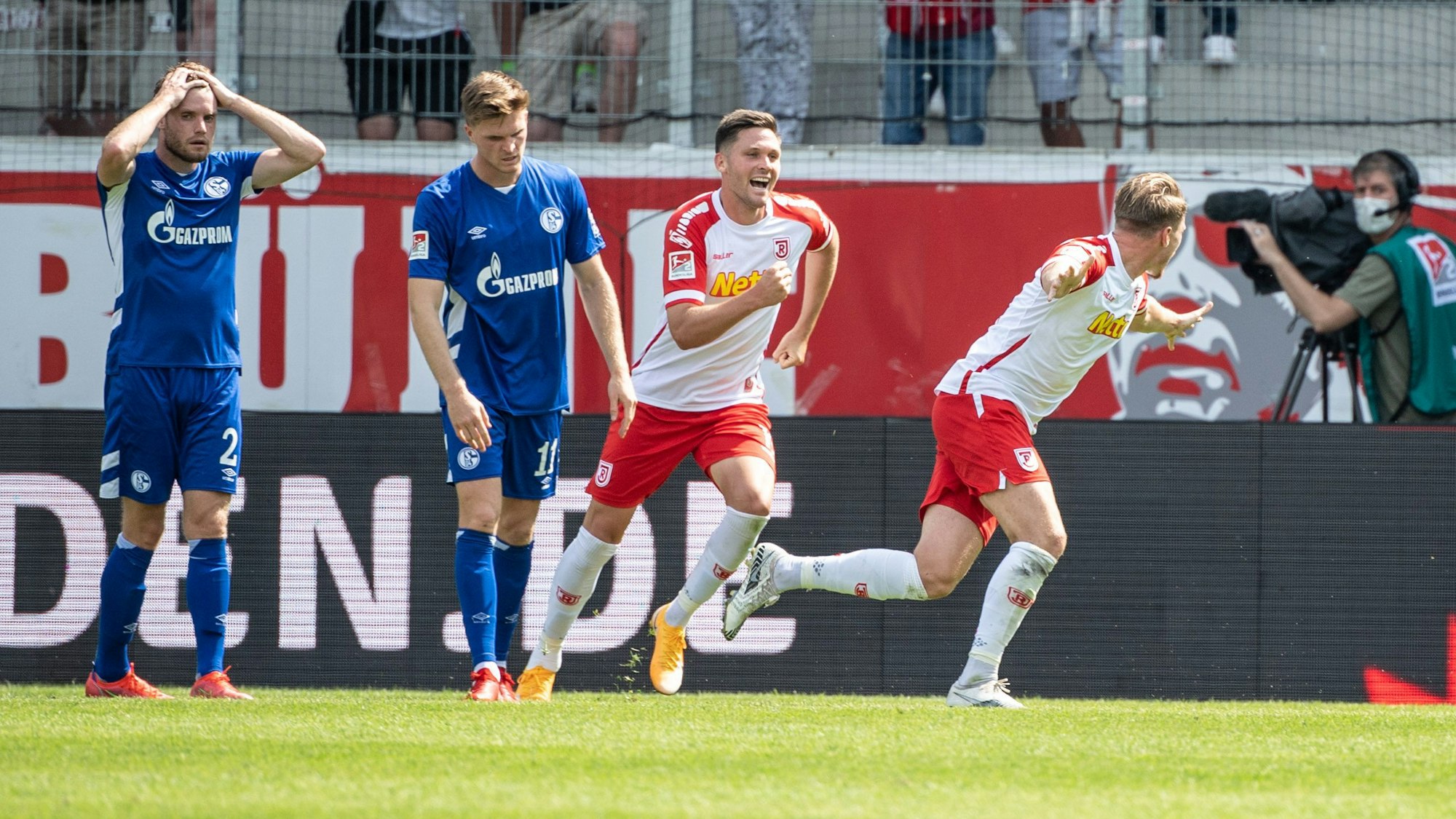Steve Breitkreuz und Andreas Albers bejubeln einen Treffer von Jahn Regensburg.