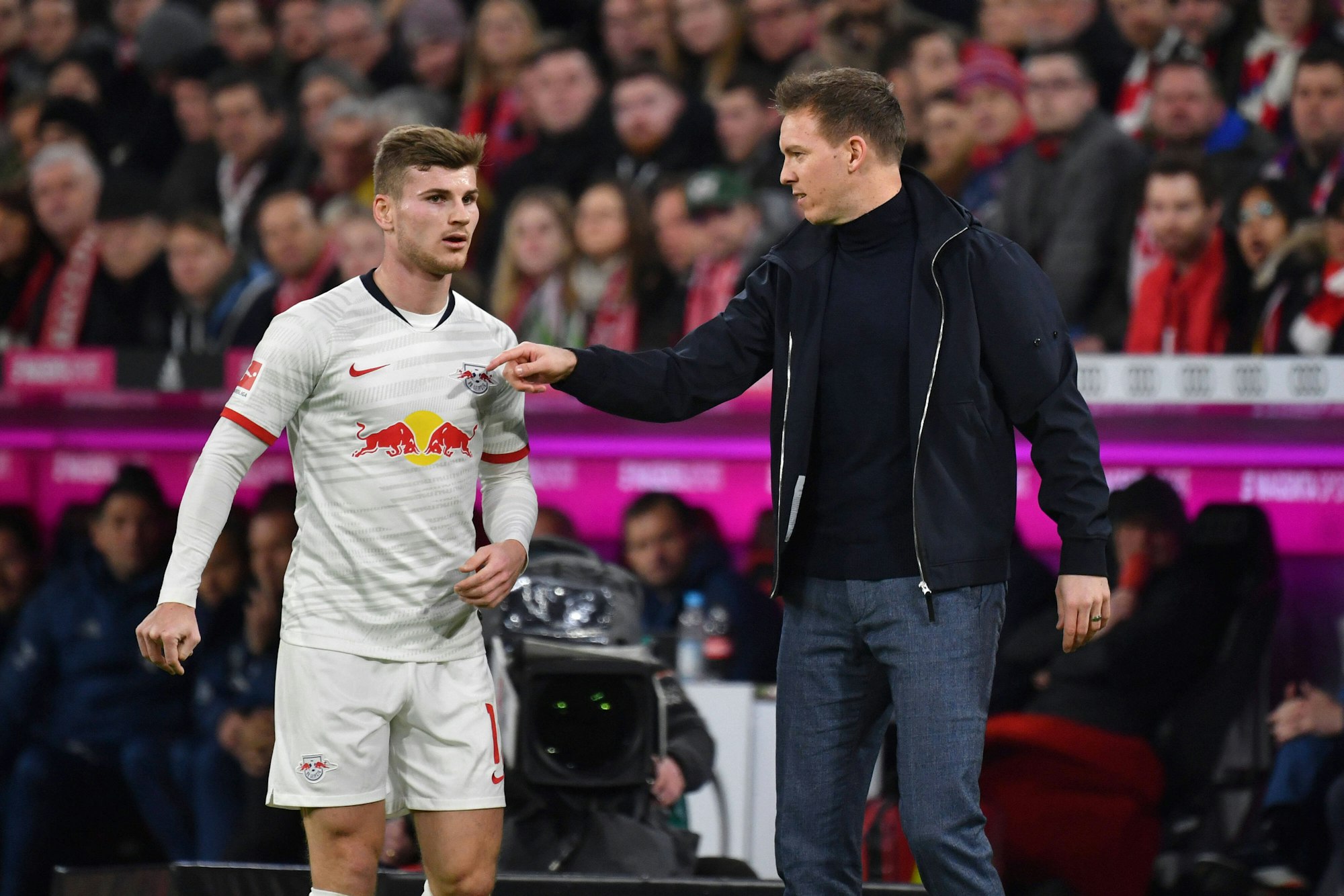 Julian Nagelsmann gibt Timo Werner im Trikot von RB Leipzig Anweisungen an der Seitenlinie.