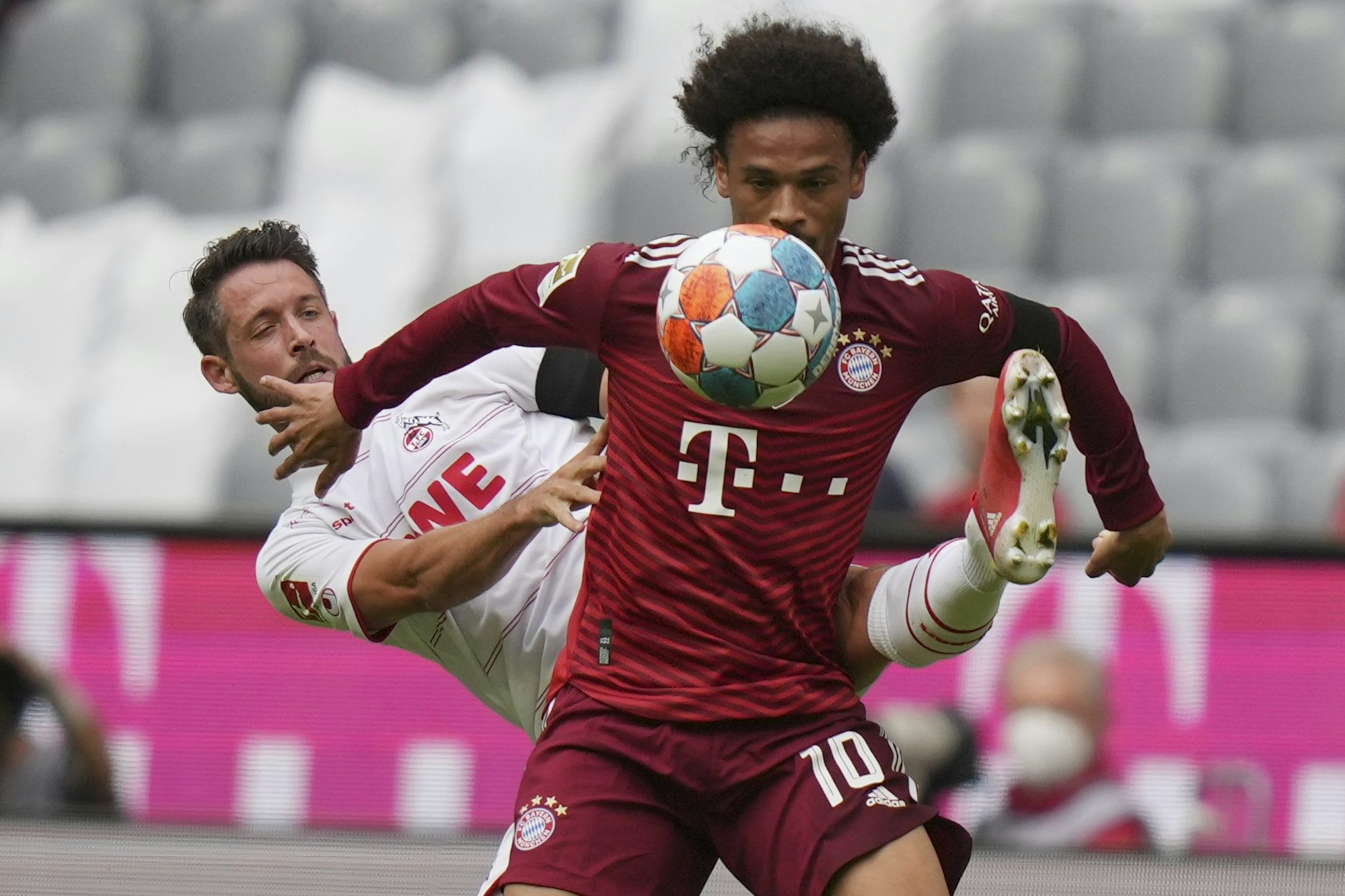Leroy Sané im Duell mit Kölns Mark Uth.