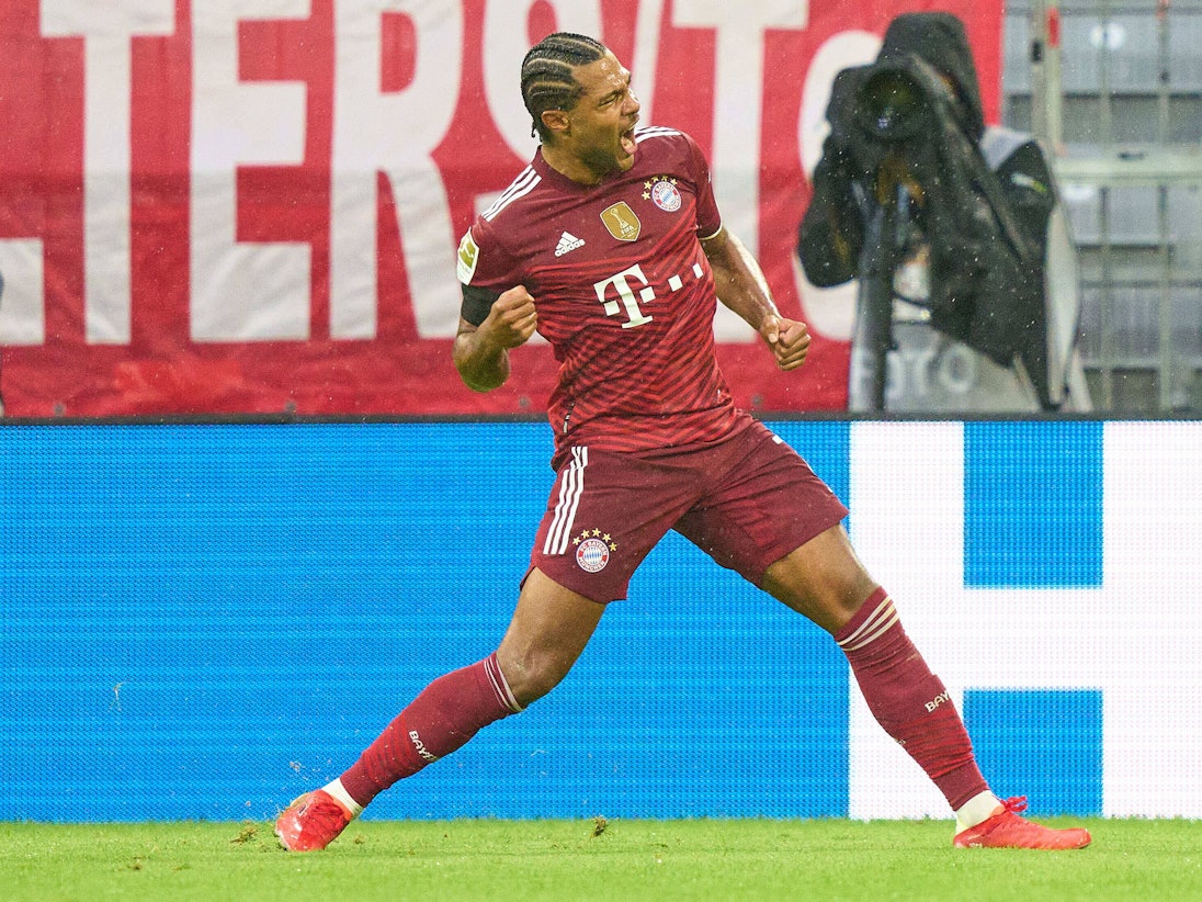 Serge Gnabry jubelt nach dem Tor zum 3:2 für die Bayern gegen Köln.