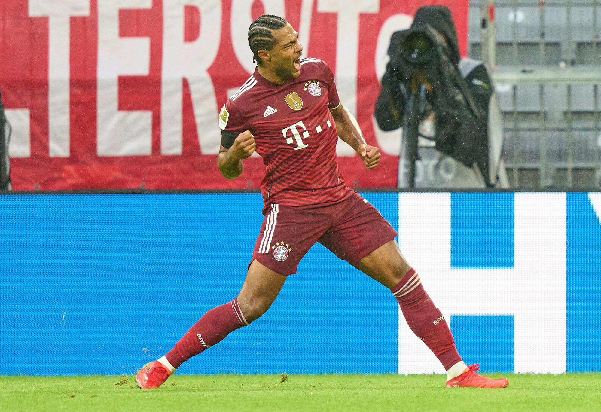 Serge Gnabry jubelt nach dem Tor zum 3:2 für die Bayern gegen Köln.