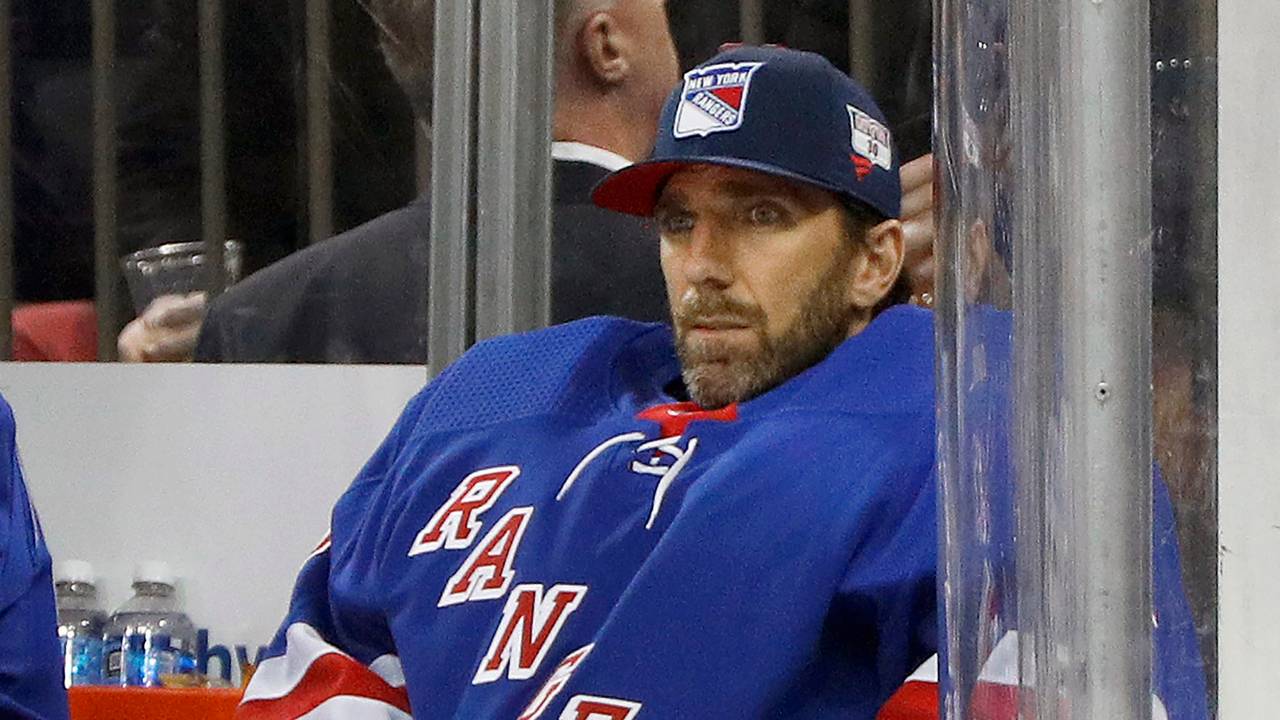 Henrik Lundqvist sitzt bei einem Eishockey-Spiel auf der Ersatzbank.