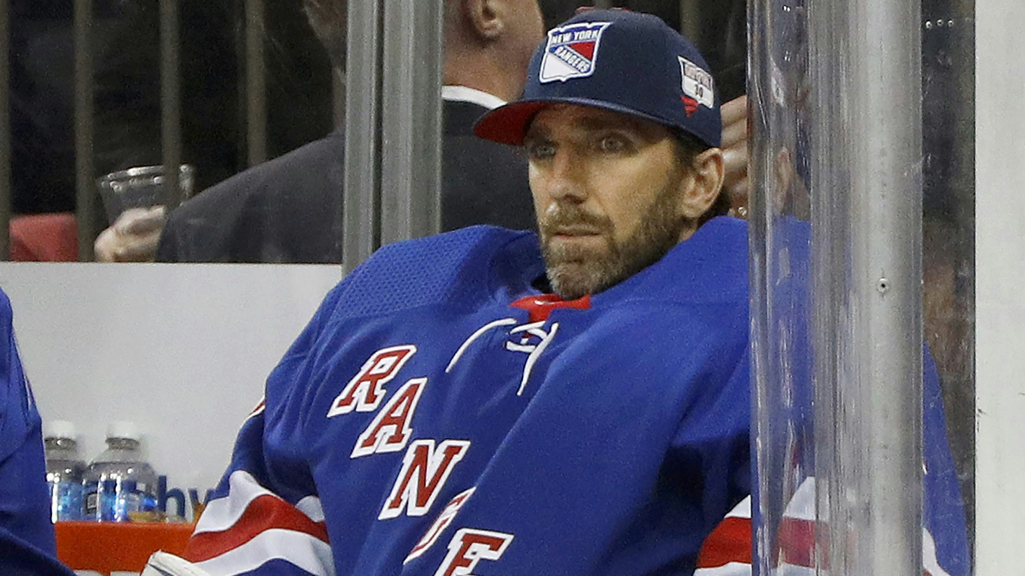 Henrik Lundqvist sitzt bei einem Eishockey-Spiel auf der Ersatzbank.