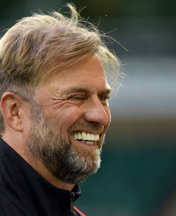 Jürgen Klopp lacht während eines Spiels des FC Liverpool.