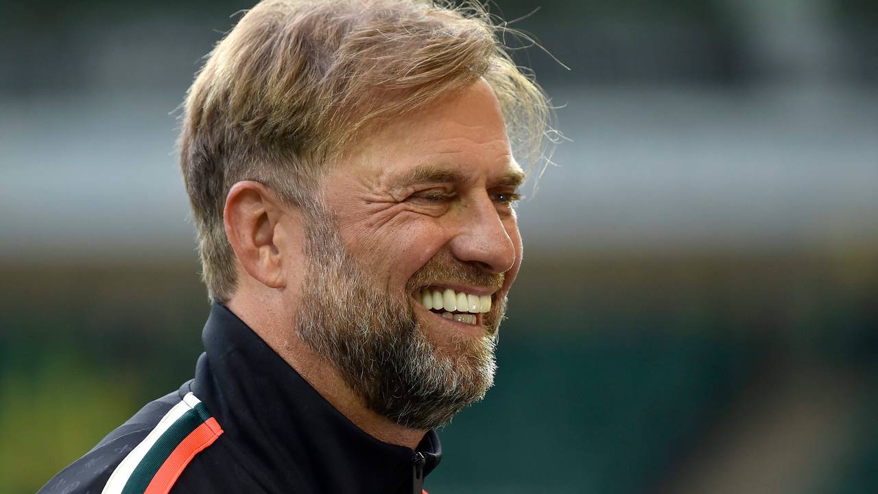 Jürgen Klopp lacht während eines Spiels des FC Liverpool.