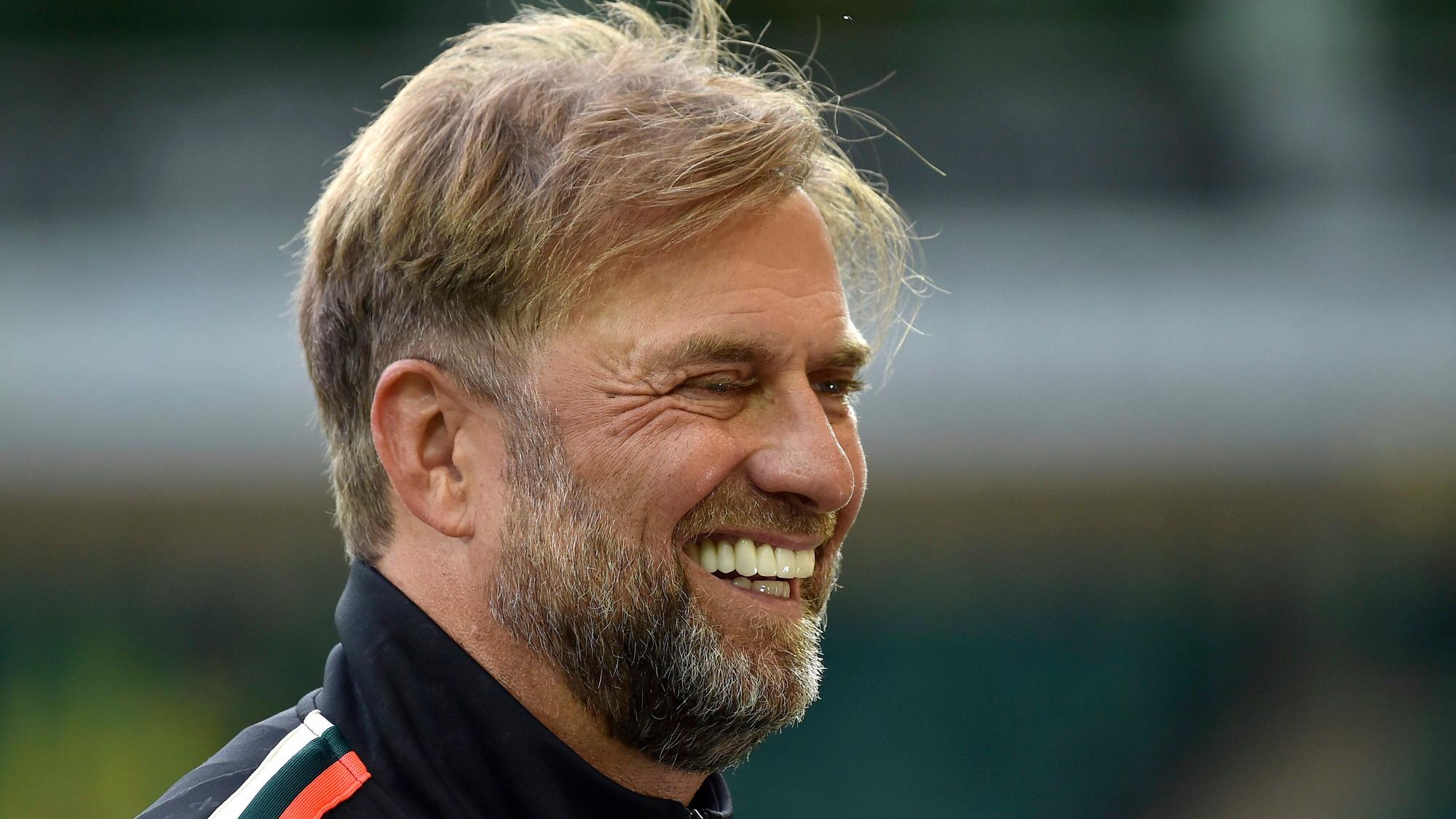 Jürgen Klopp lacht während eines Spiels des FC Liverpool.