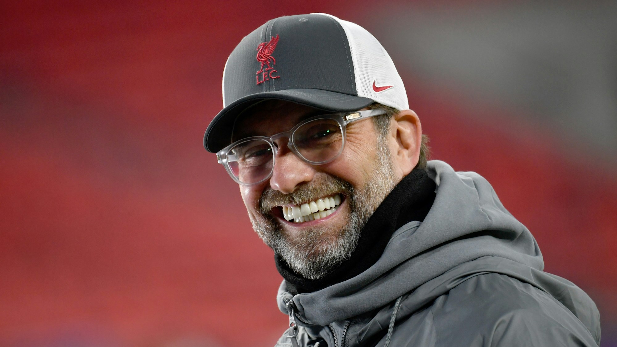 Jürgen Klopp trägt Brille und Kappe beim CL-Spiel des FC Liverpool.