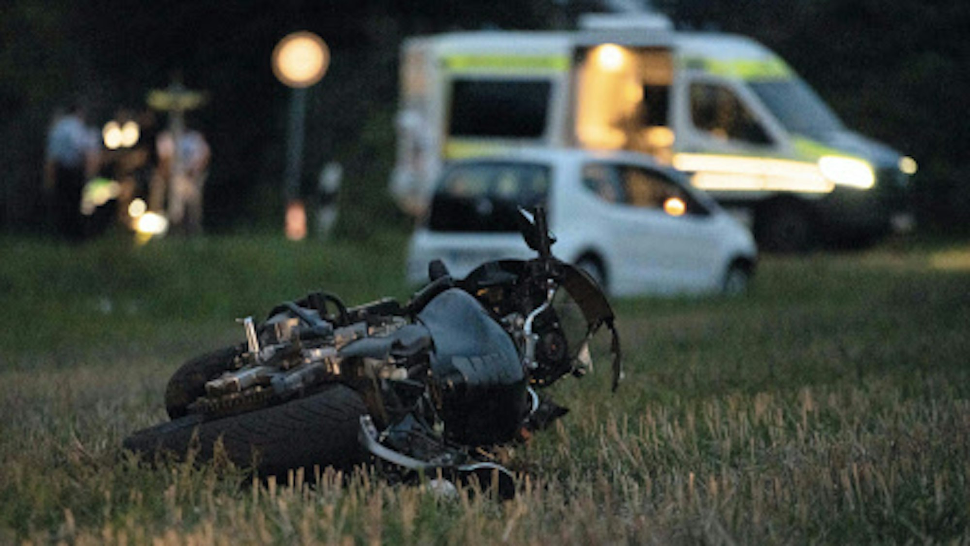 Ein Motorrad liegt nach einem Unfall auf einem Stoppelacker.
