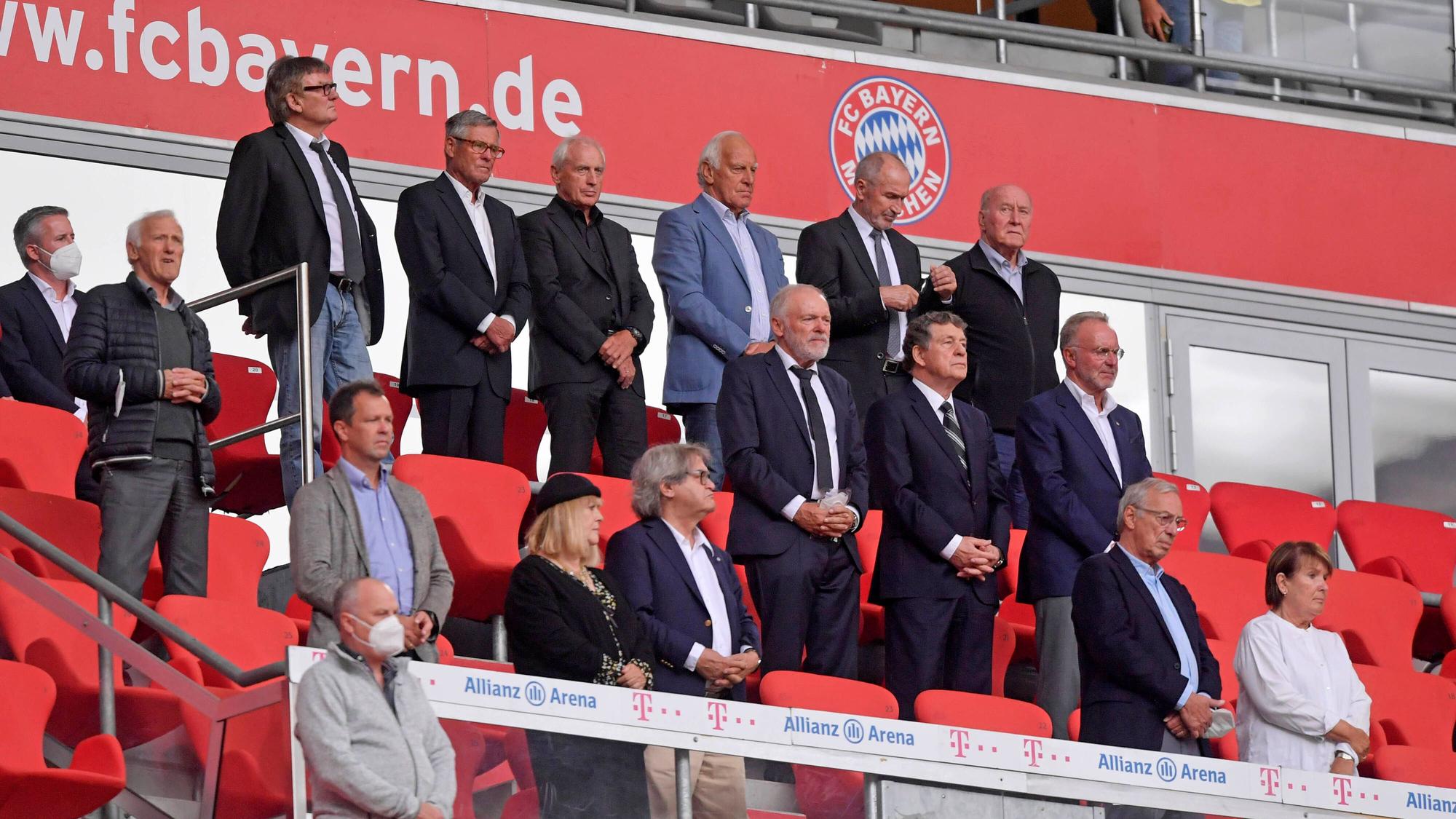 Ehemalige Mitspieler trauerten auf der Tribüne um Gerd Müller.