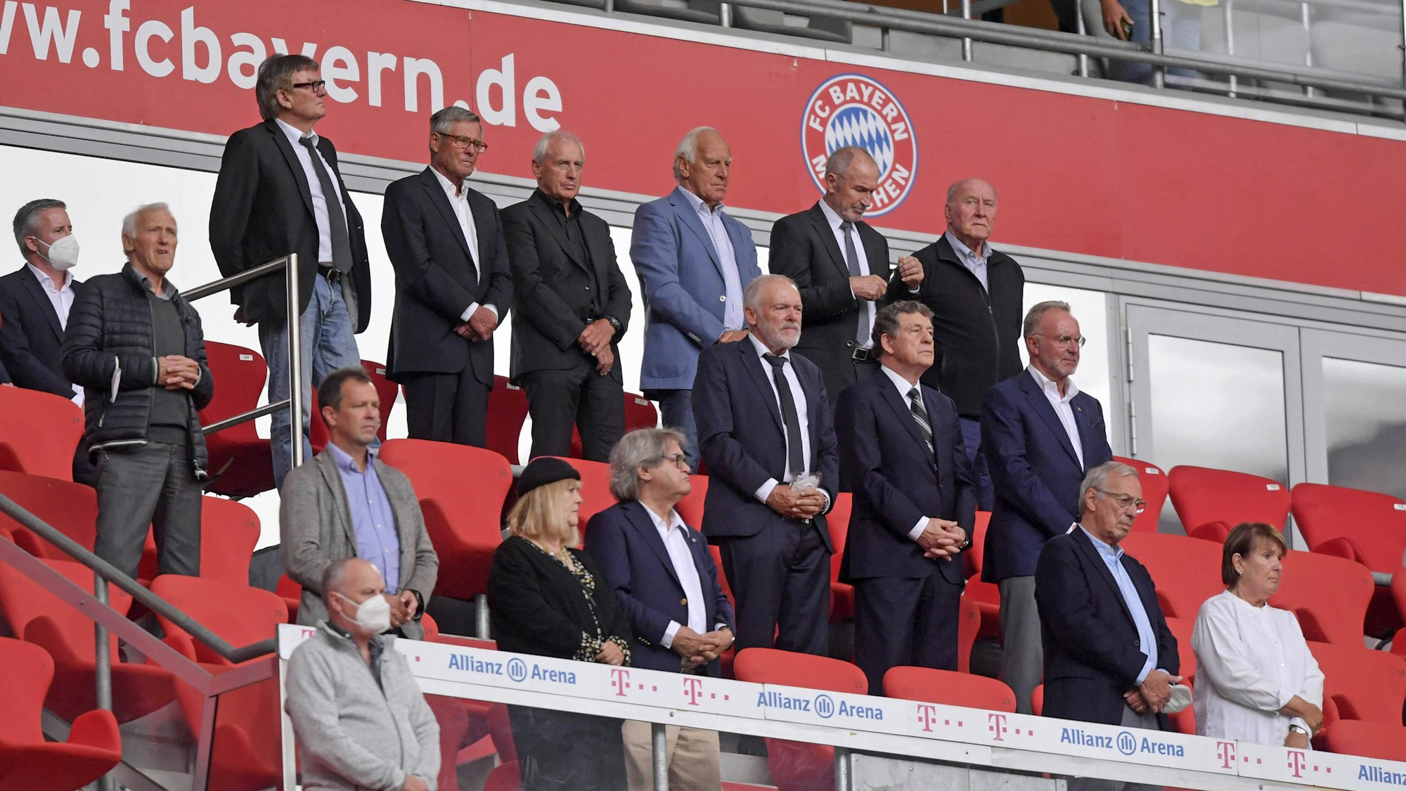 Ehemalige Mitspieler trauerten auf der Tribüne um Gerd Müller.